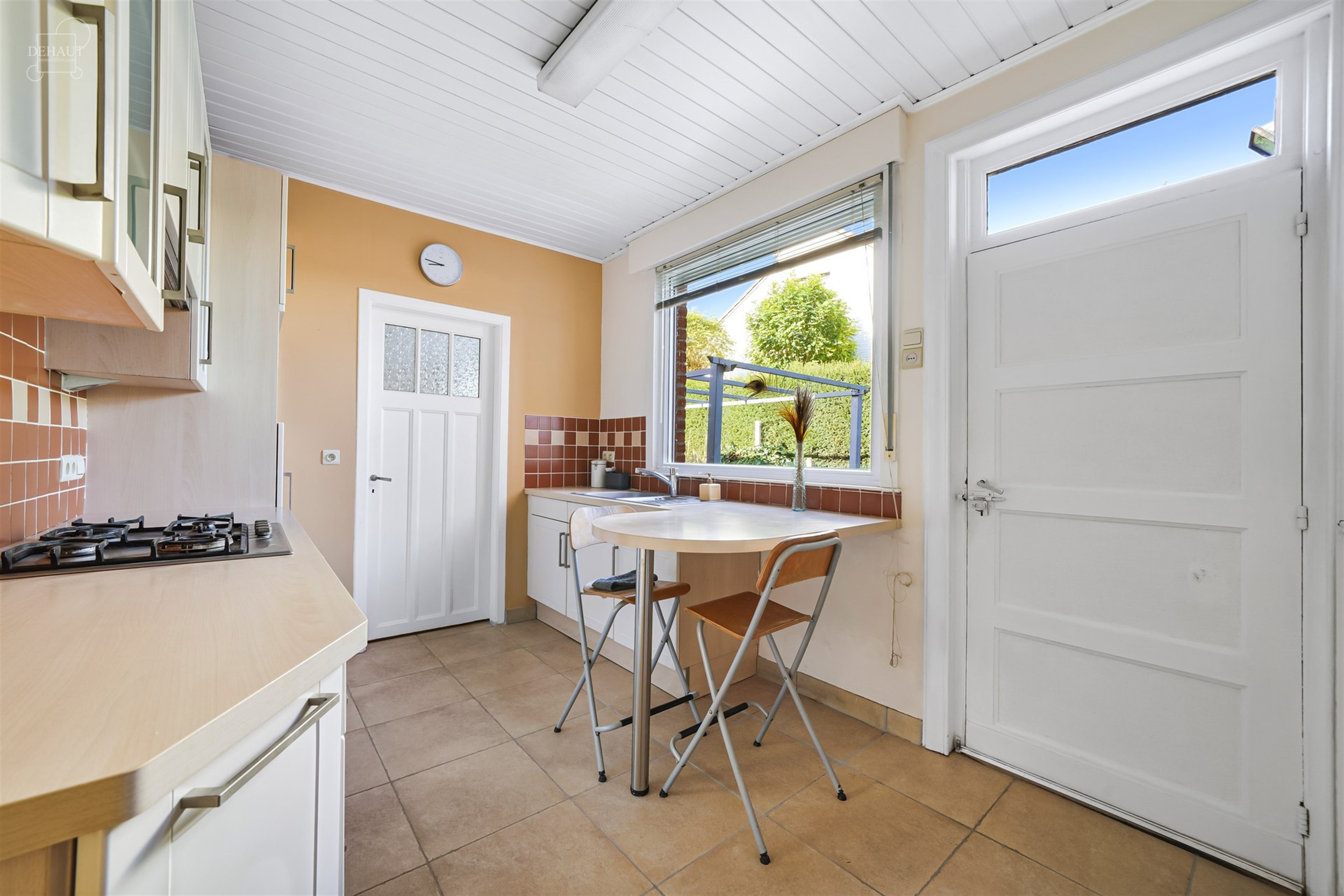 Mooi huis met drie gevels, zij-ingang en eigen parkeerplaats. Het bestaat uit een ruime woonkamer, een ingerichte keuken en een grote badkamer. Op de ...