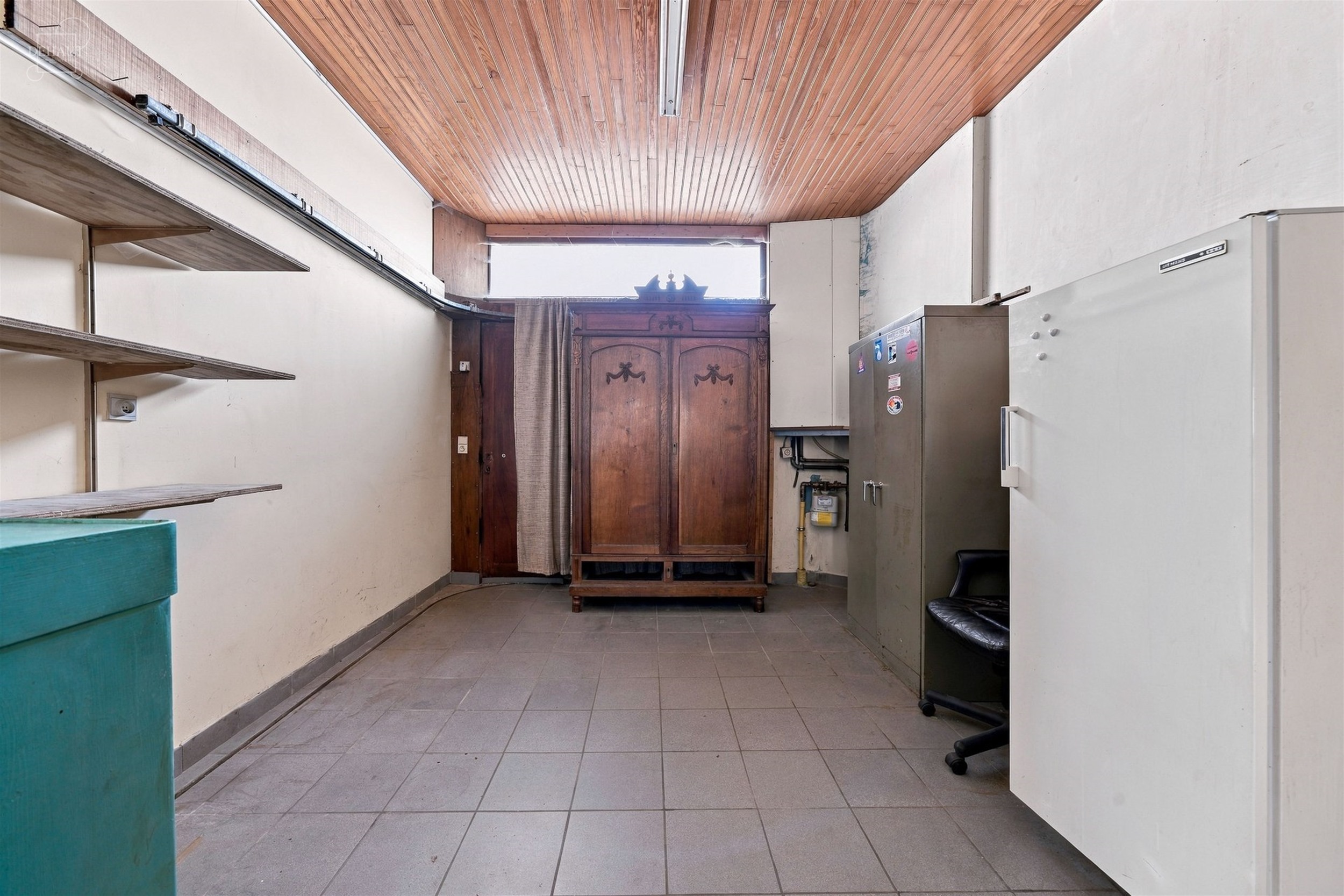 Charmante maison 3 façades avec garage, idéalement située en bordure de la place du village. Elle propose un hall d'entrée desservant un vaste sé...