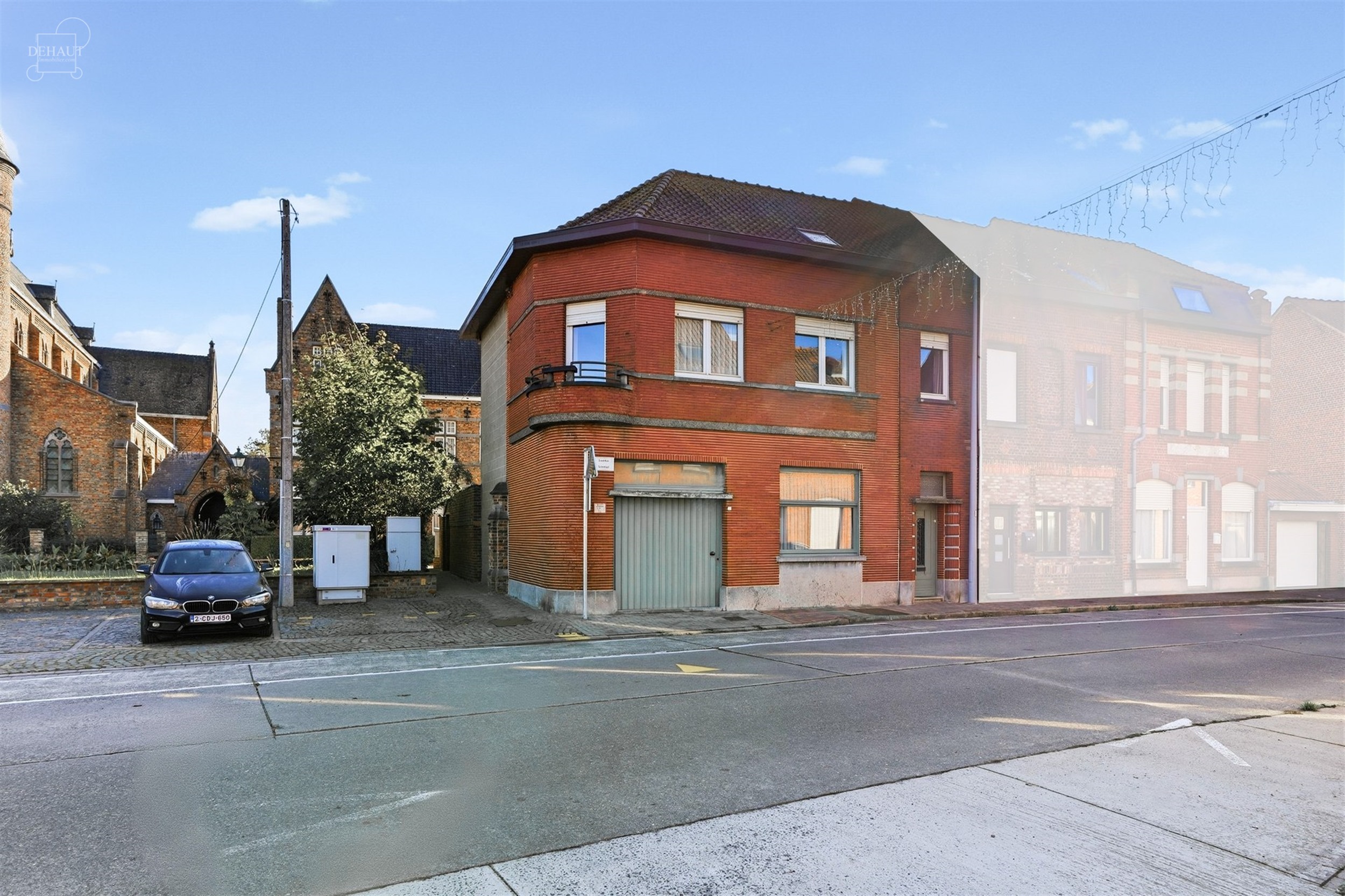 Charmante maison 3 façades avec garage, idéalement située en bordure de la place du village. Elle propose un hall d'entrée desservant un vaste sé...