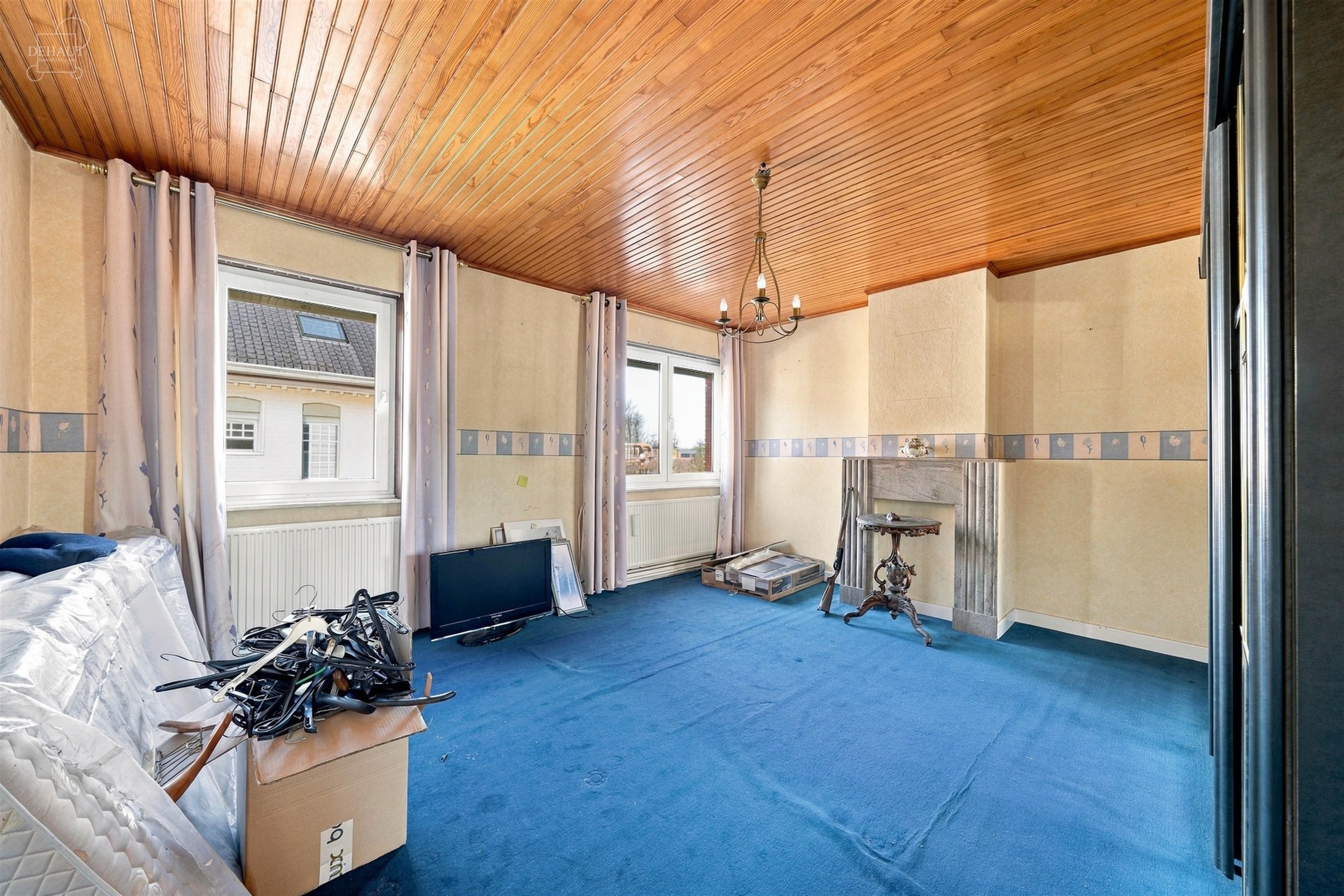 Charmante maison 3 façades avec garage, idéalement située en bordure de la place du village. Elle propose un hall d'entrée desservant un vaste sé...