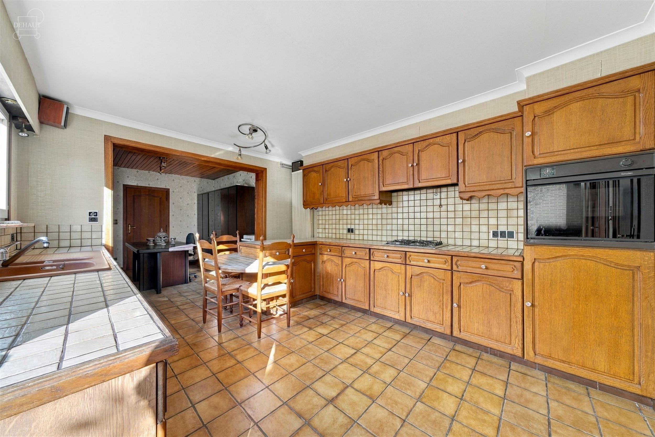Charmante maison 3 façades avec garage, idéalement située en bordure de la place du village. Elle propose un hall d'entrée desservant un vaste sé...