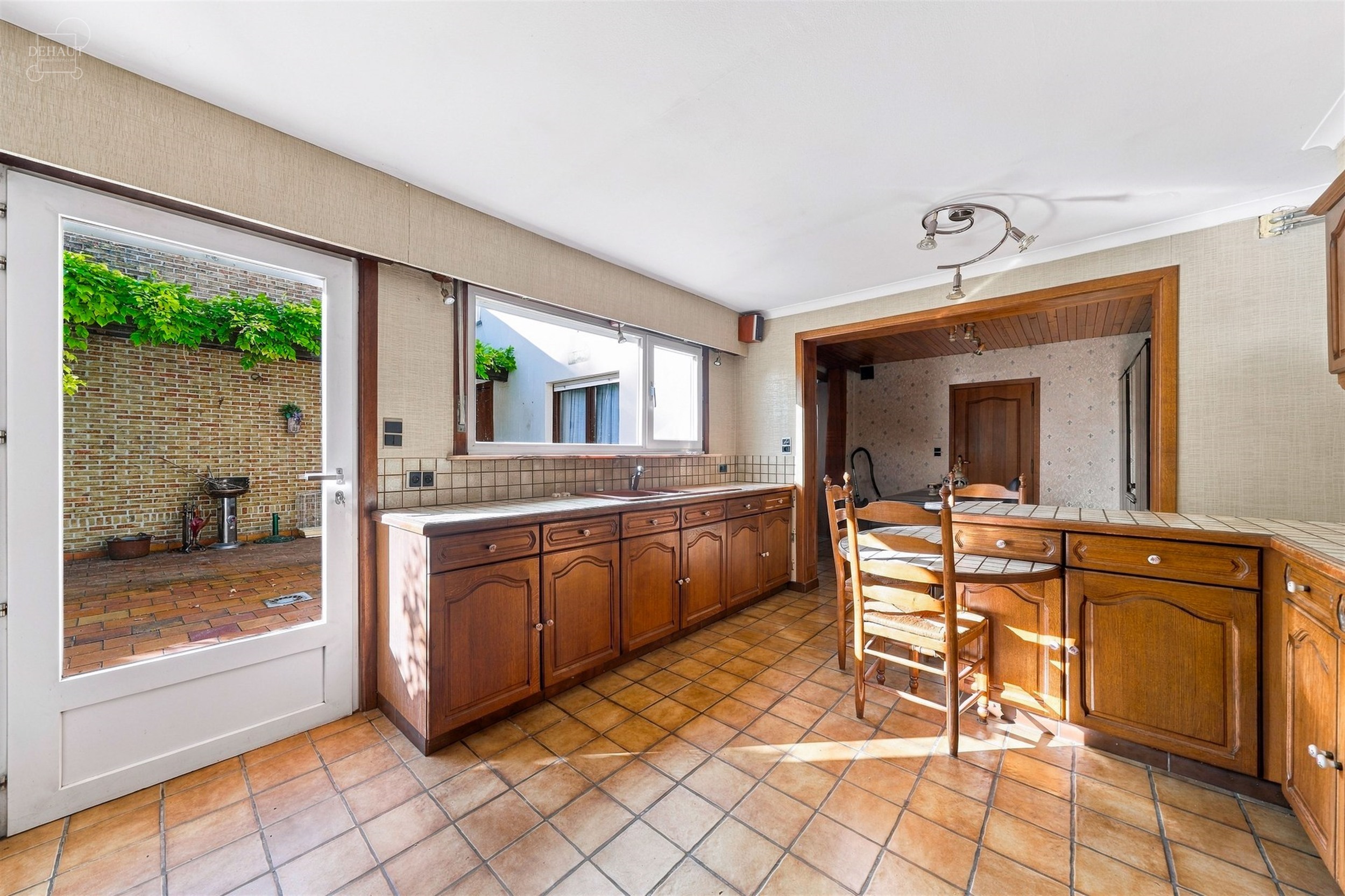 Charmante maison 3 façades avec garage, idéalement située en bordure de la place du village. Elle propose un hall d'entrée desservant un vaste sé...