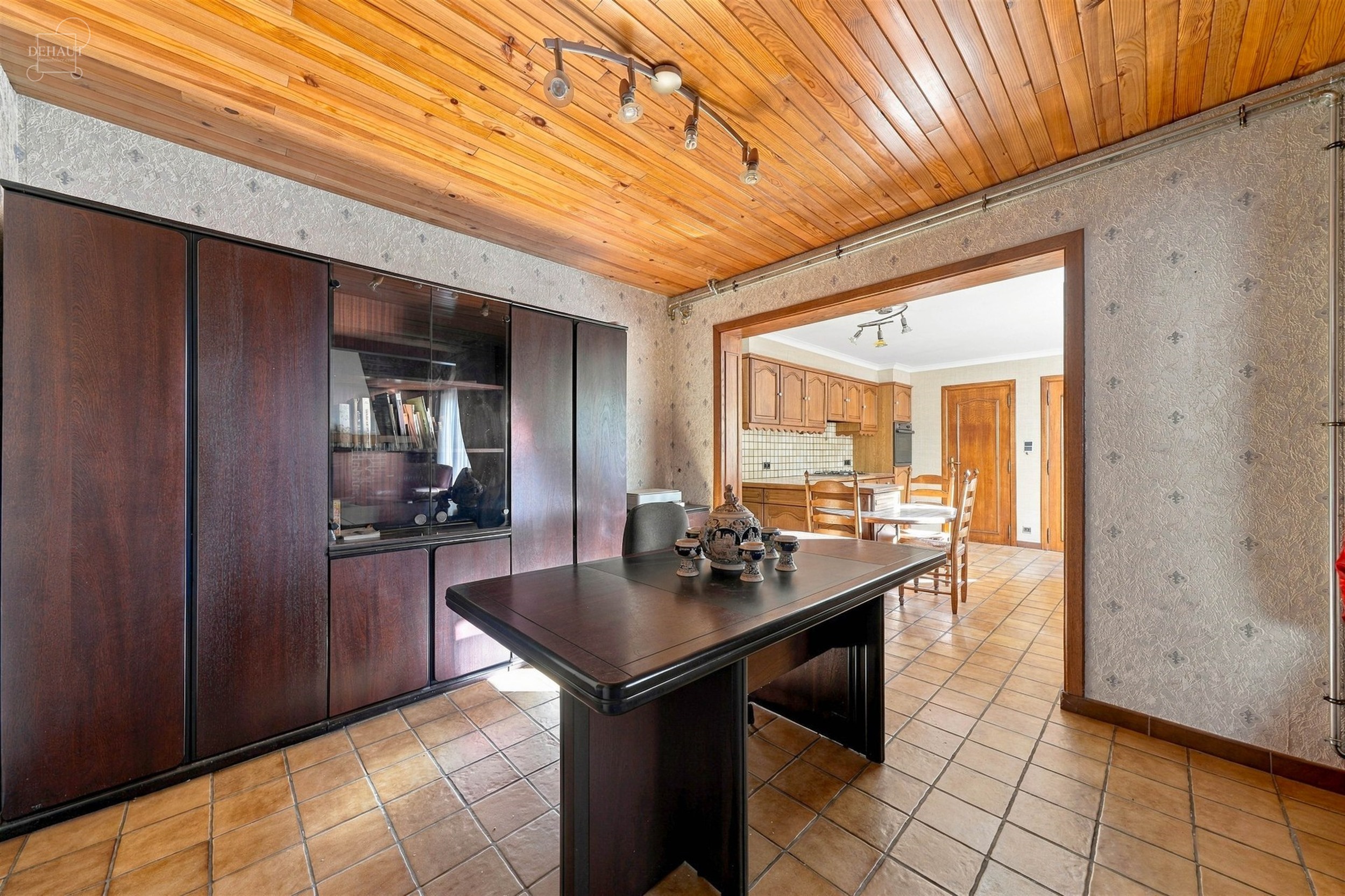 Charmante maison 3 façades avec garage, idéalement située en bordure de la place du village. Elle propose un hall d'entrée desservant un vaste sé...