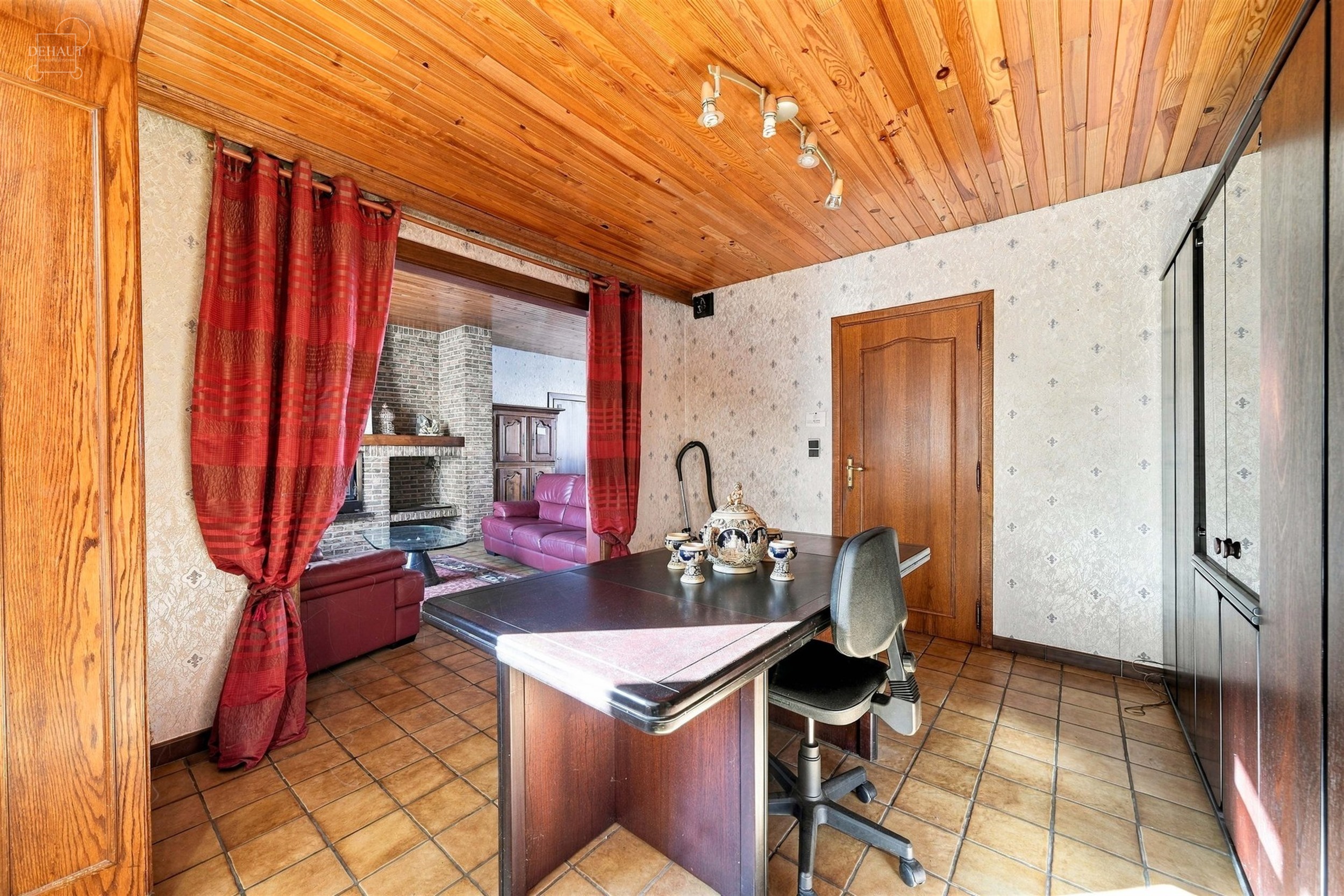 Charmante maison 3 façades avec garage, idéalement située en bordure de la place du village. Elle propose un hall d'entrée desservant un vaste sé...