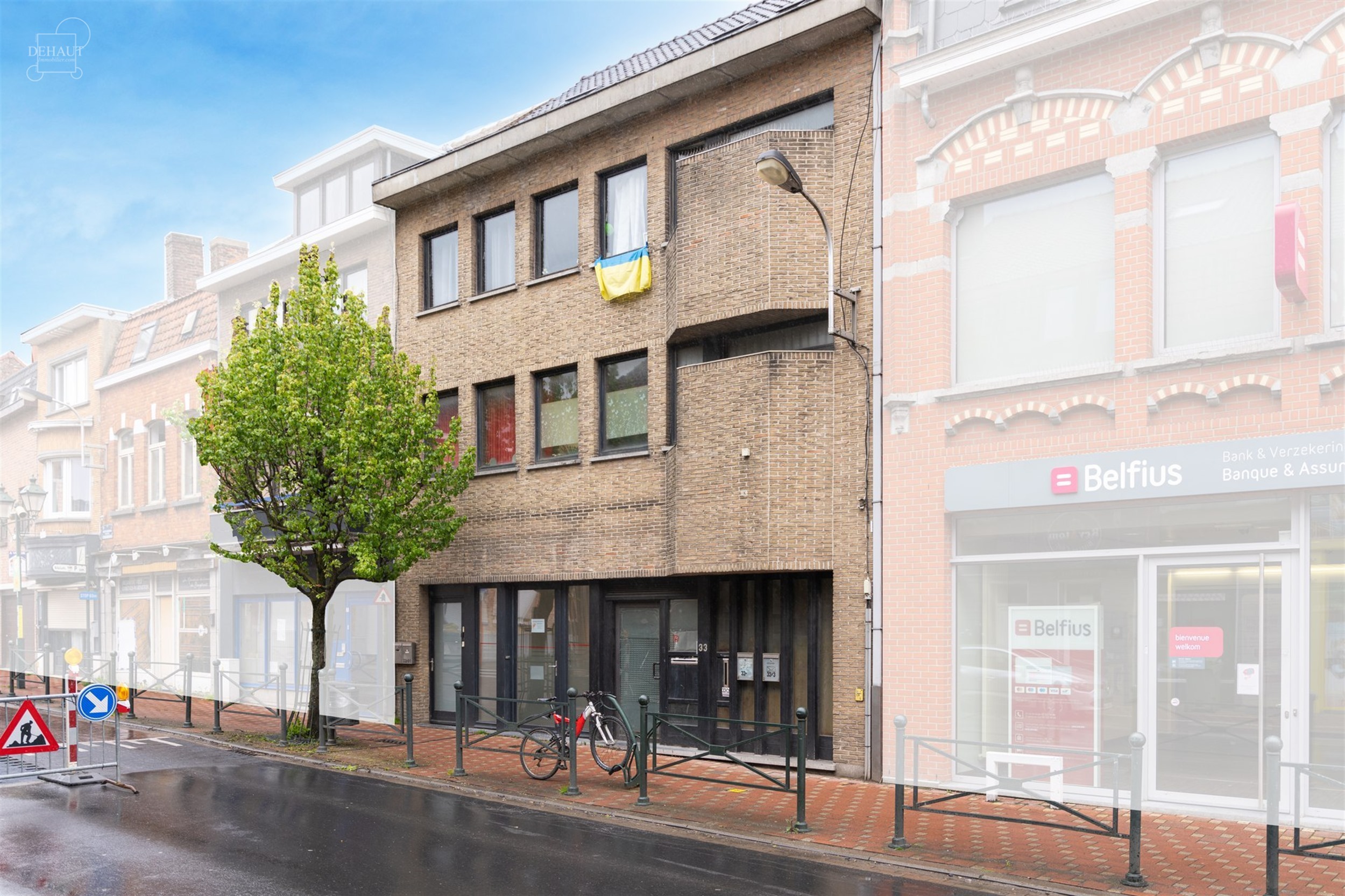 Superbe appartement situé au rez-de-chaussée d'un immeuble en centre-ville. Propose un hall d'entrée desservant un espace de vie ouvert sur une cui...