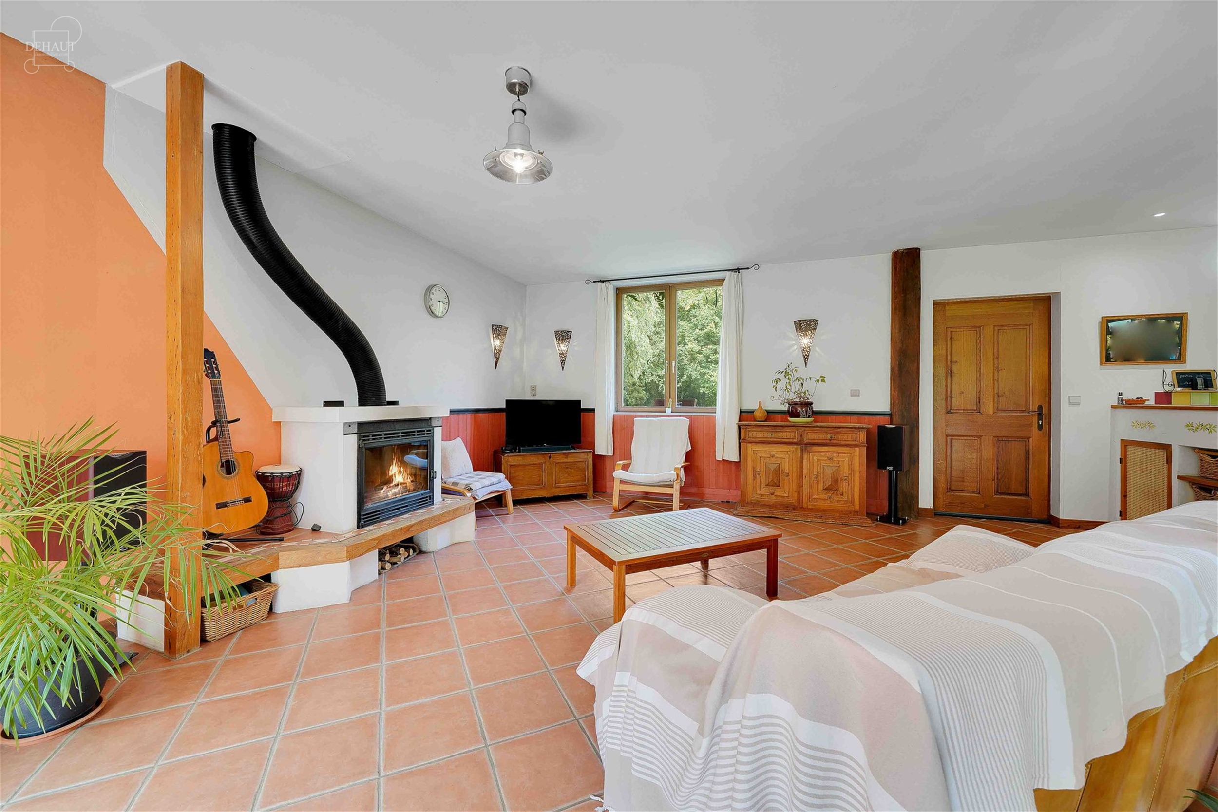 Jolie maison individuelle de campagne, de style fermette, érigée sur une parcelle de terrain d'env. 2.545m².  
Elle propose un hall d'entrée dess...
