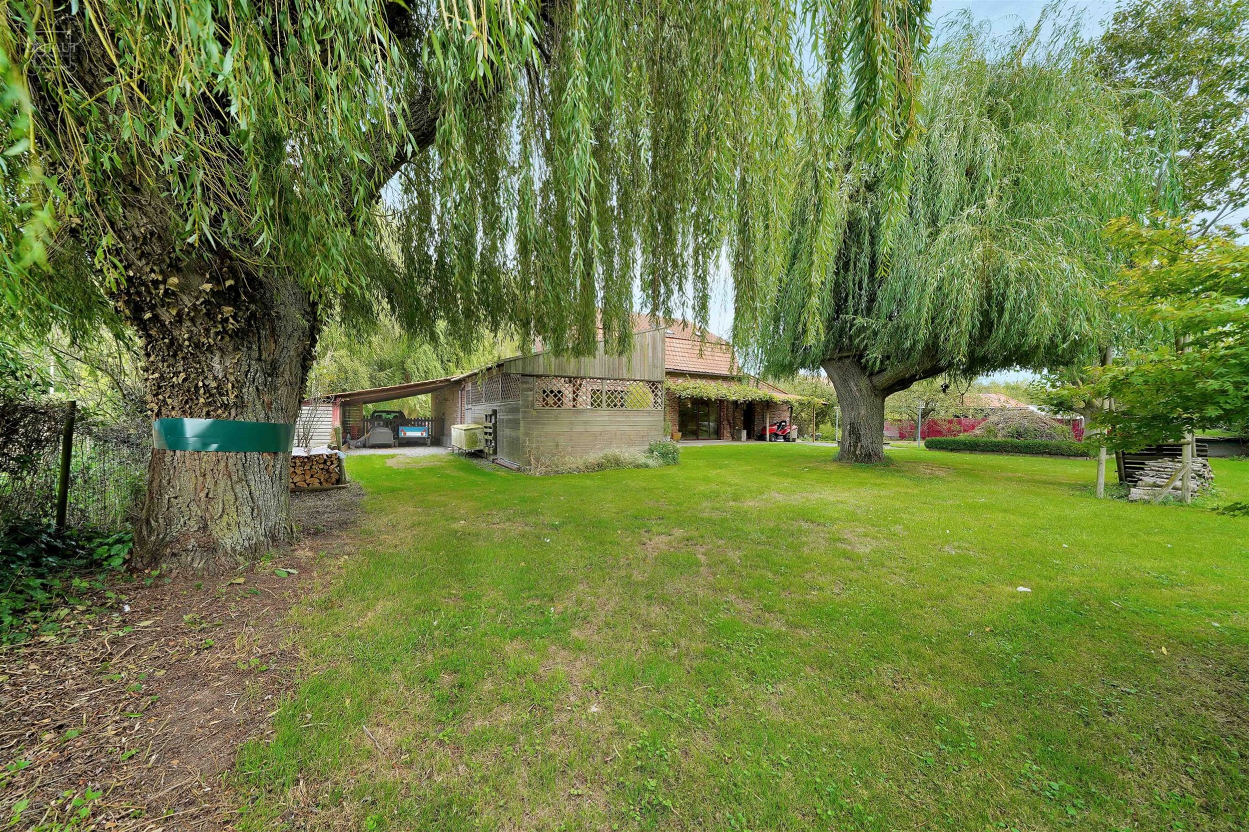Jolie maison individuelle de campagne, de style fermette, érigée sur une parcelle de terrain d'env. 2.545m².  
Elle propose un hall d'entrée dess...