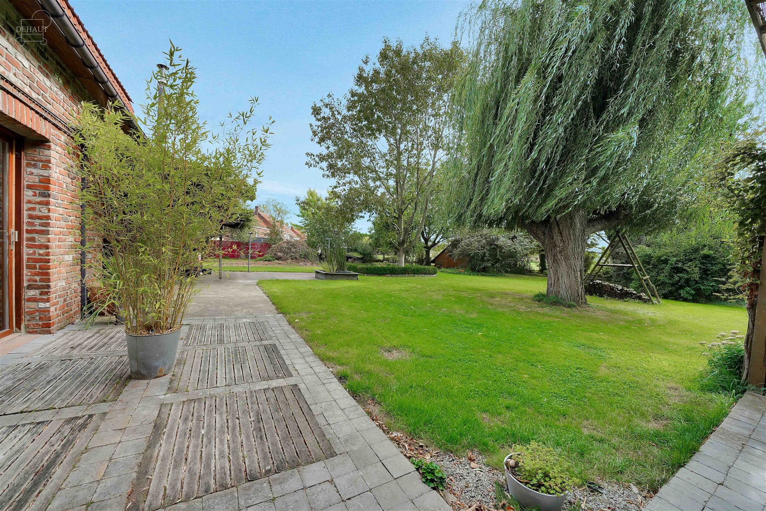 Jolie maison individuelle de campagne, de style fermette, érigée sur une parcelle de terrain d'env. 2.545m².  
Elle propose un hall d'entrée dess...