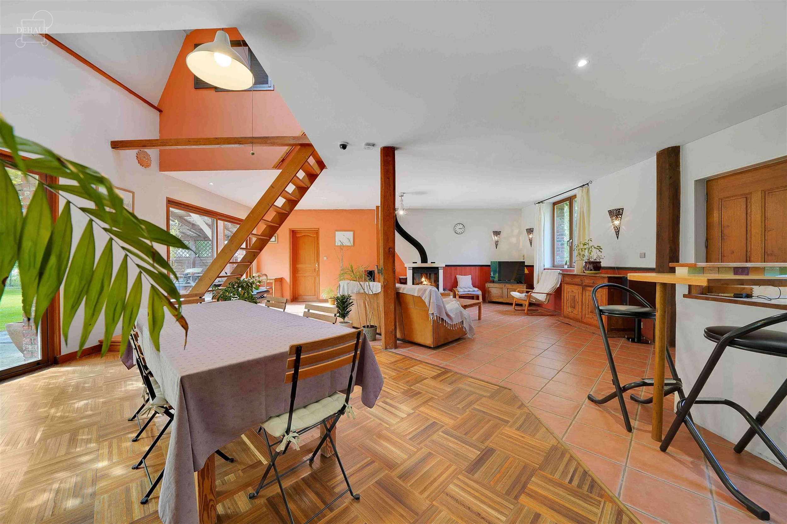 Jolie maison individuelle de campagne, de style fermette, érigée sur une parcelle de terrain d'env. 2.545m².  
Elle propose un hall d'entrée dess...