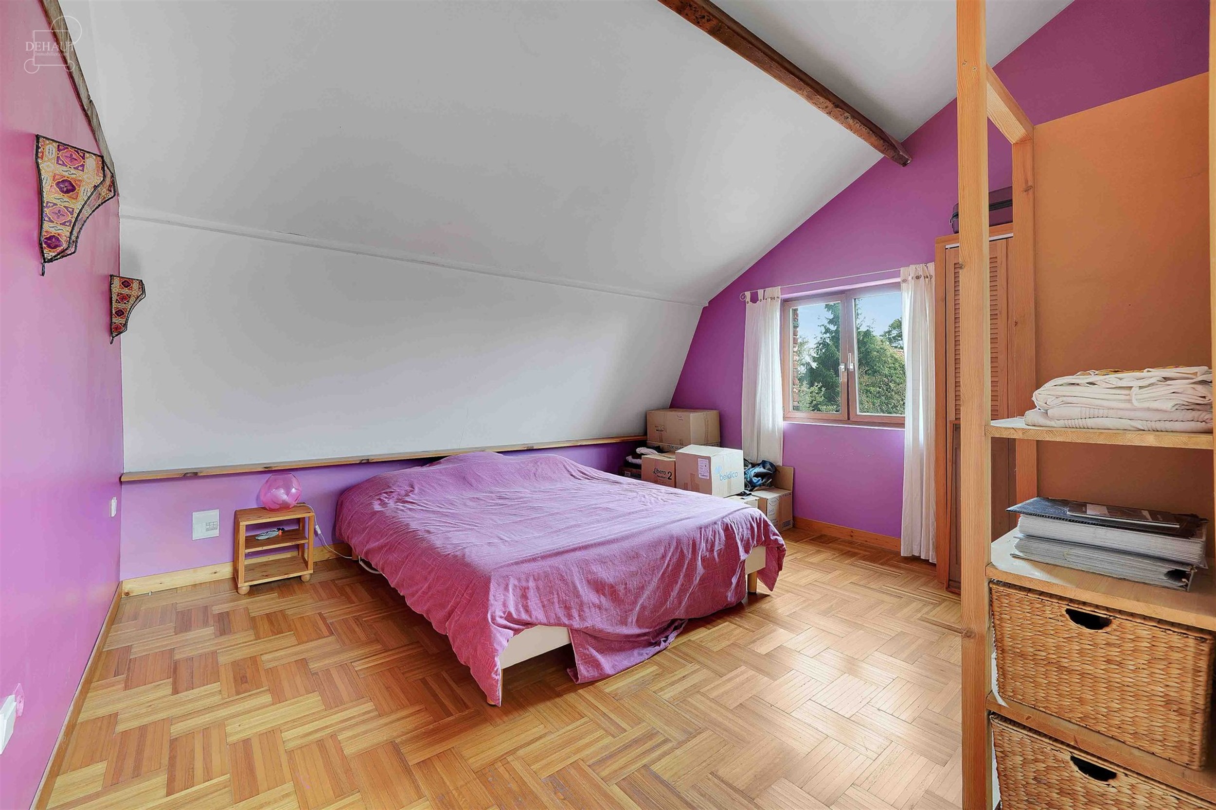 Jolie maison individuelle de campagne, de style fermette, érigée sur une parcelle de terrain d'env. 2.545m².  
Elle propose un hall d'entrée dess...