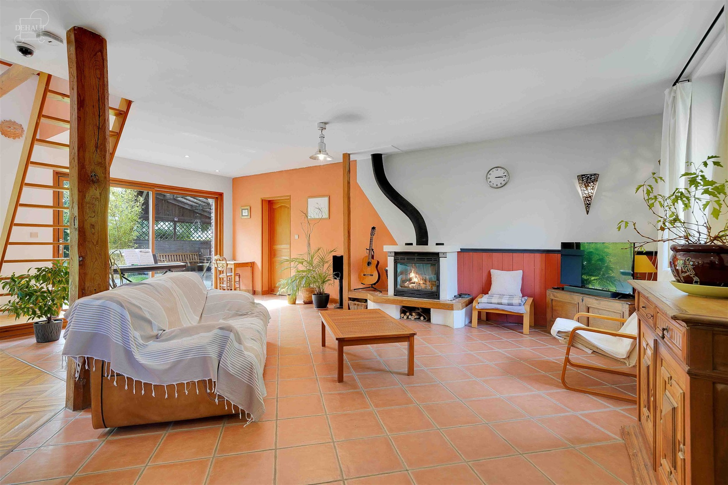 Jolie maison individuelle de campagne, de style fermette, érigée sur une parcelle de terrain d'env. 2.545m².  
Elle propose un hall d'entrée dess...