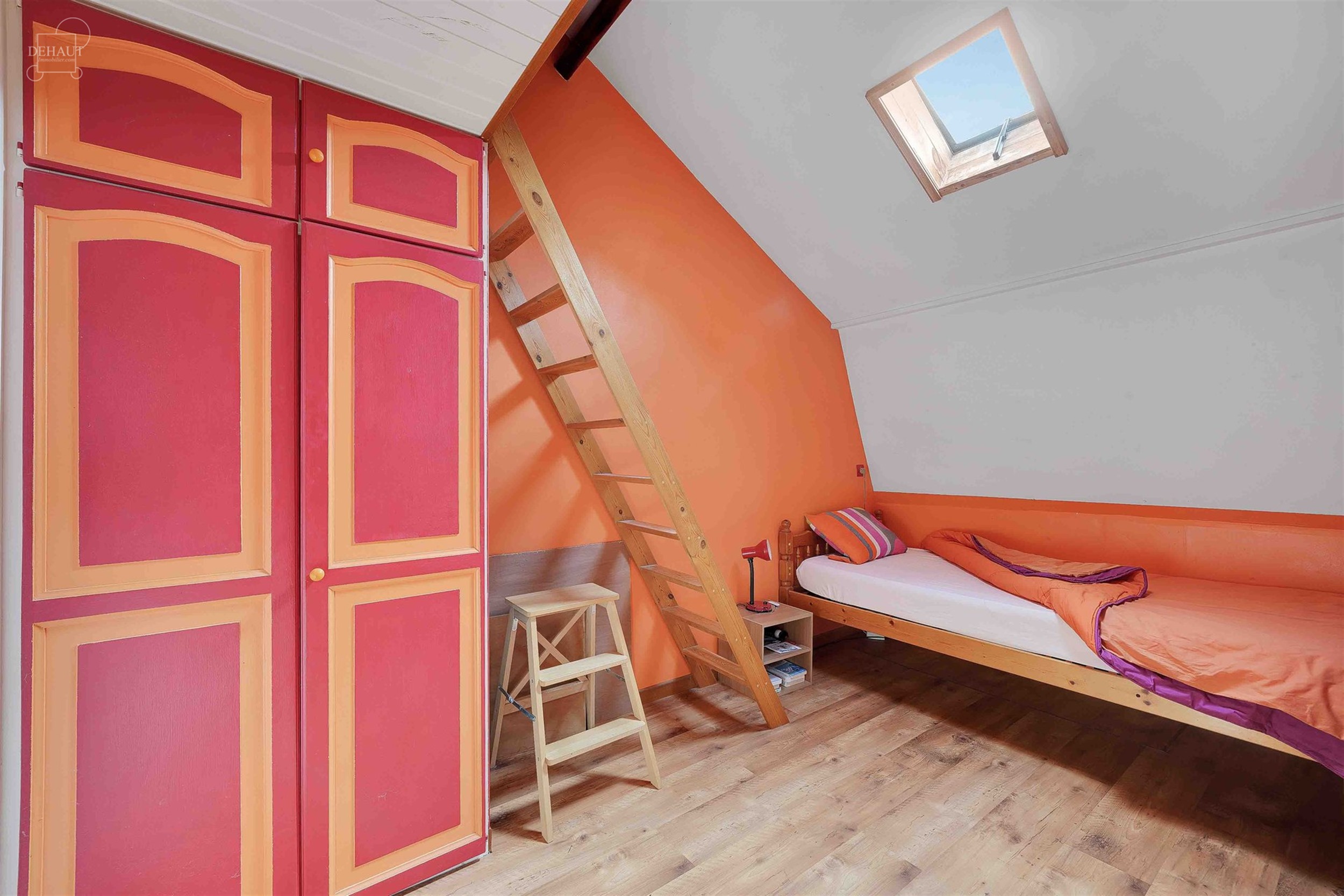 Jolie maison individuelle de campagne, de style fermette, érigée sur une parcelle de terrain d'env. 2.545m².  
Elle propose un hall d'entrée dess...