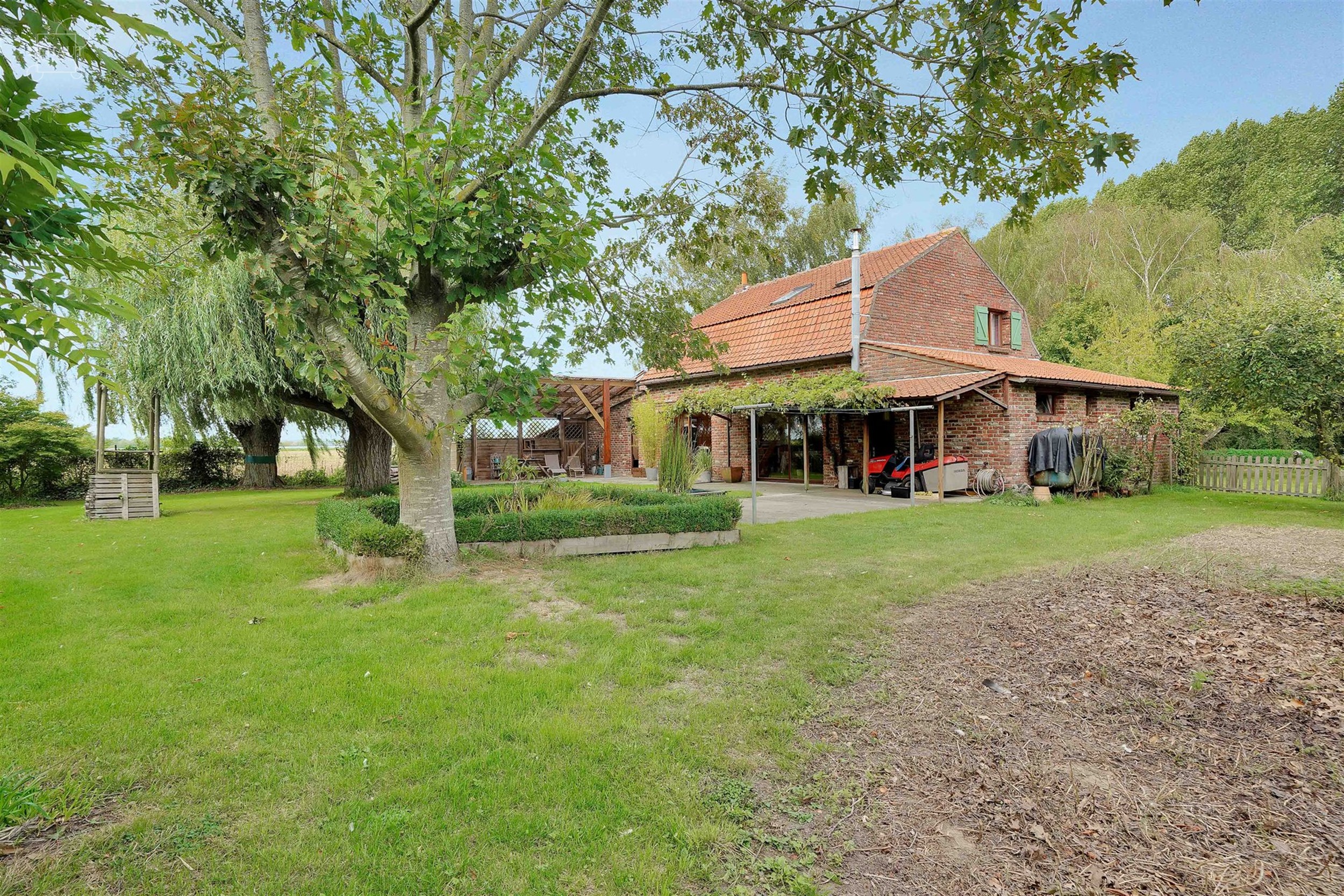 Jolie maison individuelle de campagne, de style fermette, érigée sur une parcelle de terrain d'env. 2.545m².  
Elle propose un hall d'entrée dess...