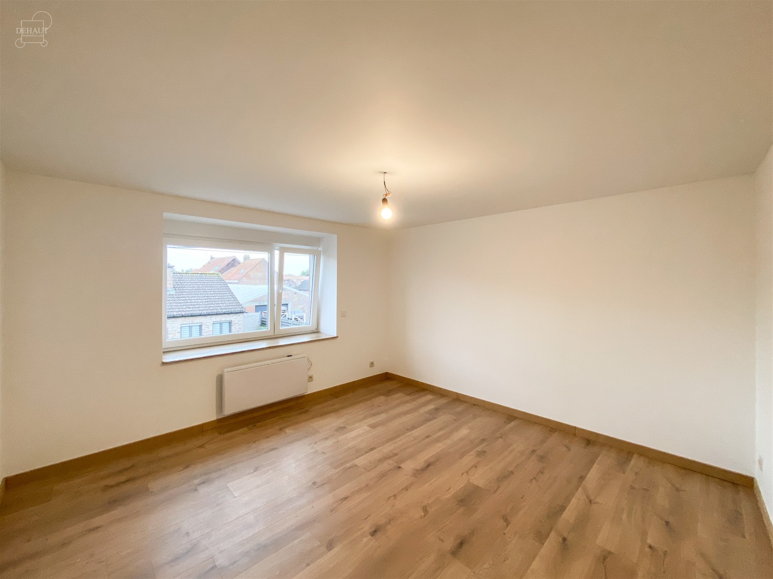 Jolie maison de ville rénovée comprenant un séjour, une cuisine équipée, une salle de bain et 3 chambres. 
Cave et jardin avec terrasse carrelé...