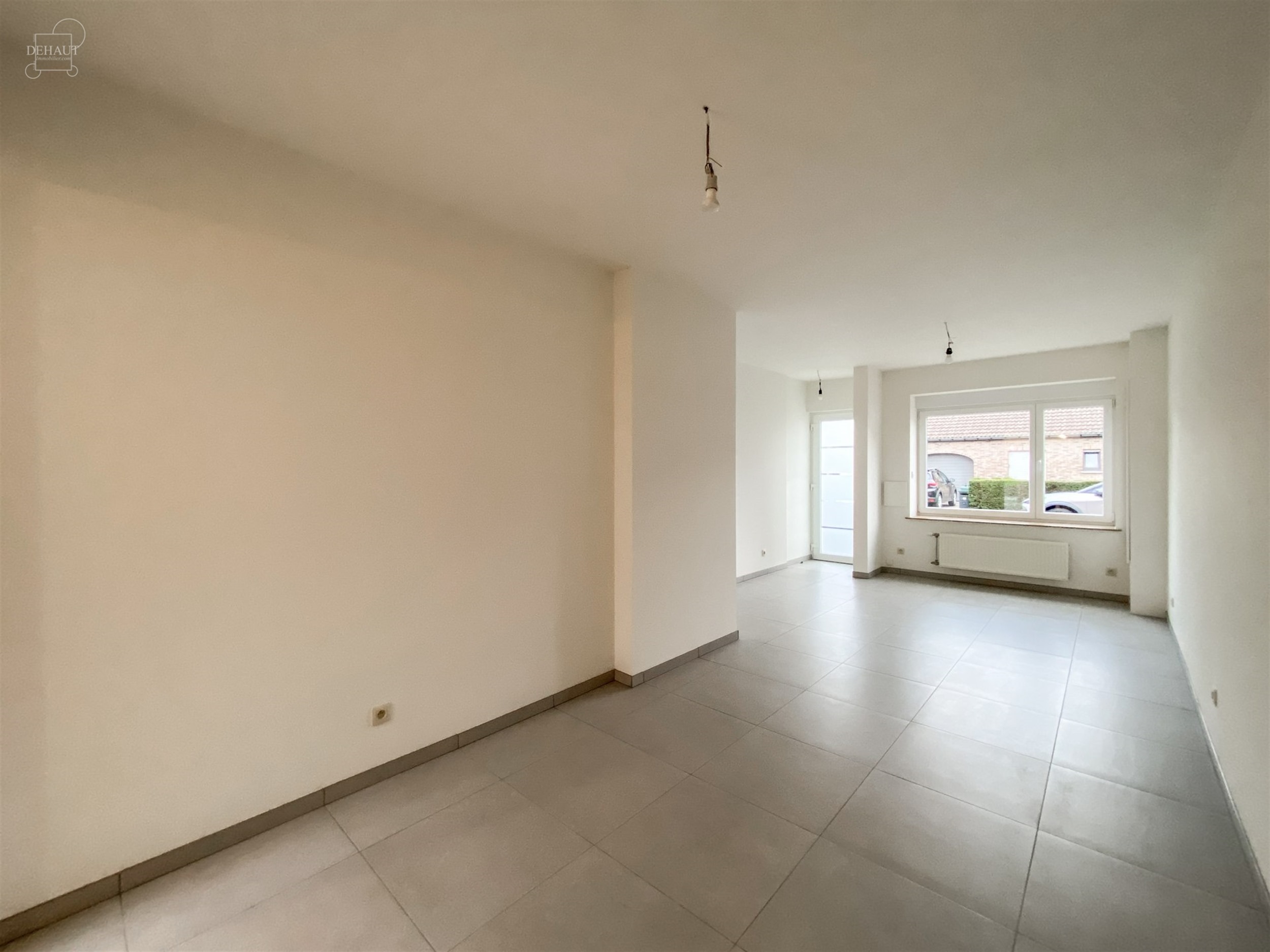 Jolie maison de ville rénovée comprenant un séjour, une cuisine équipée, une salle de bain et 3 chambres. 
Cave et jardin avec terrasse carrelé...