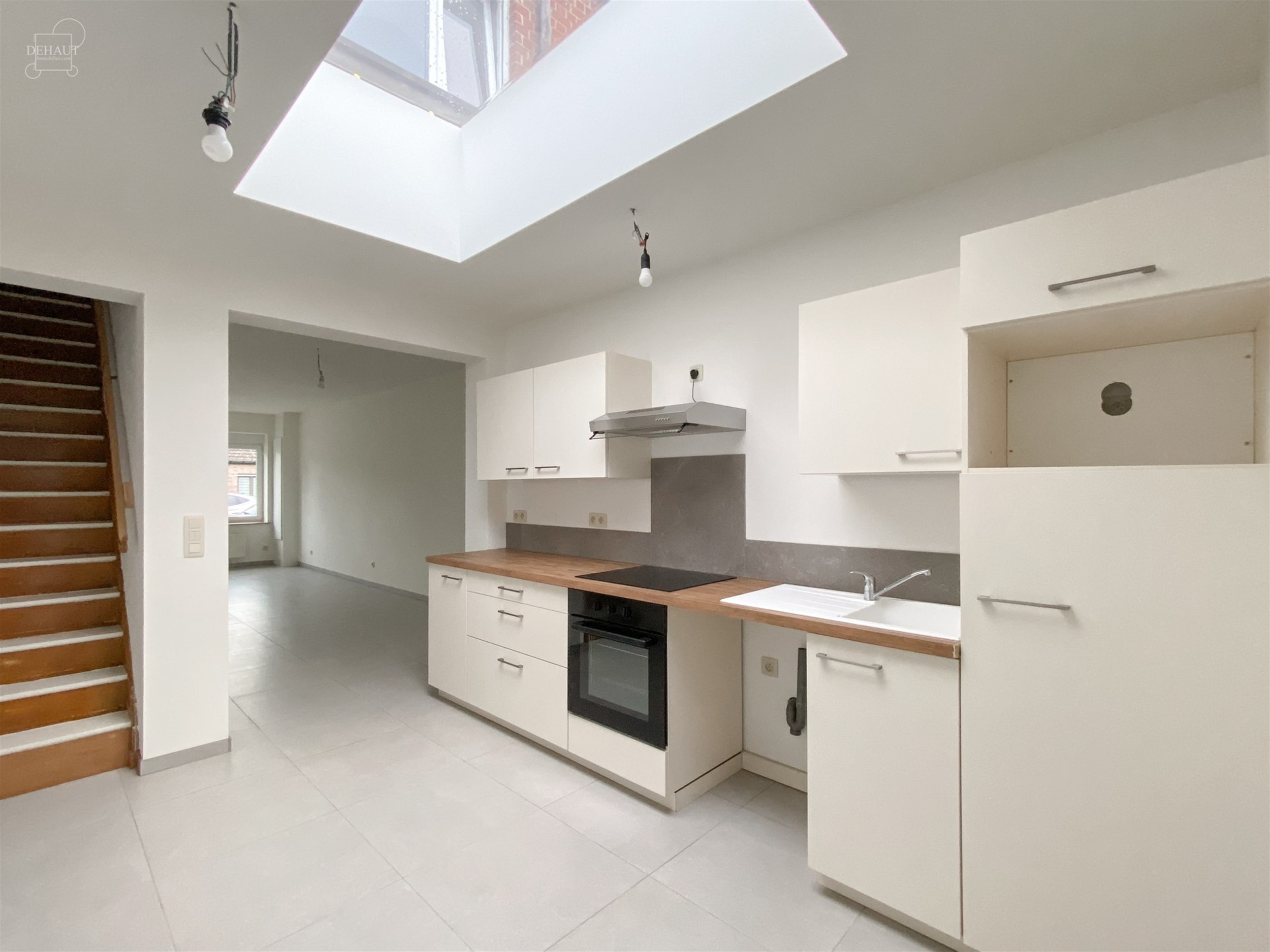 Jolie maison de ville rénovée comprenant un séjour, une cuisine équipée, une salle de bain et 3 chambres. 
Cave et jardin avec terrasse carrelé...
