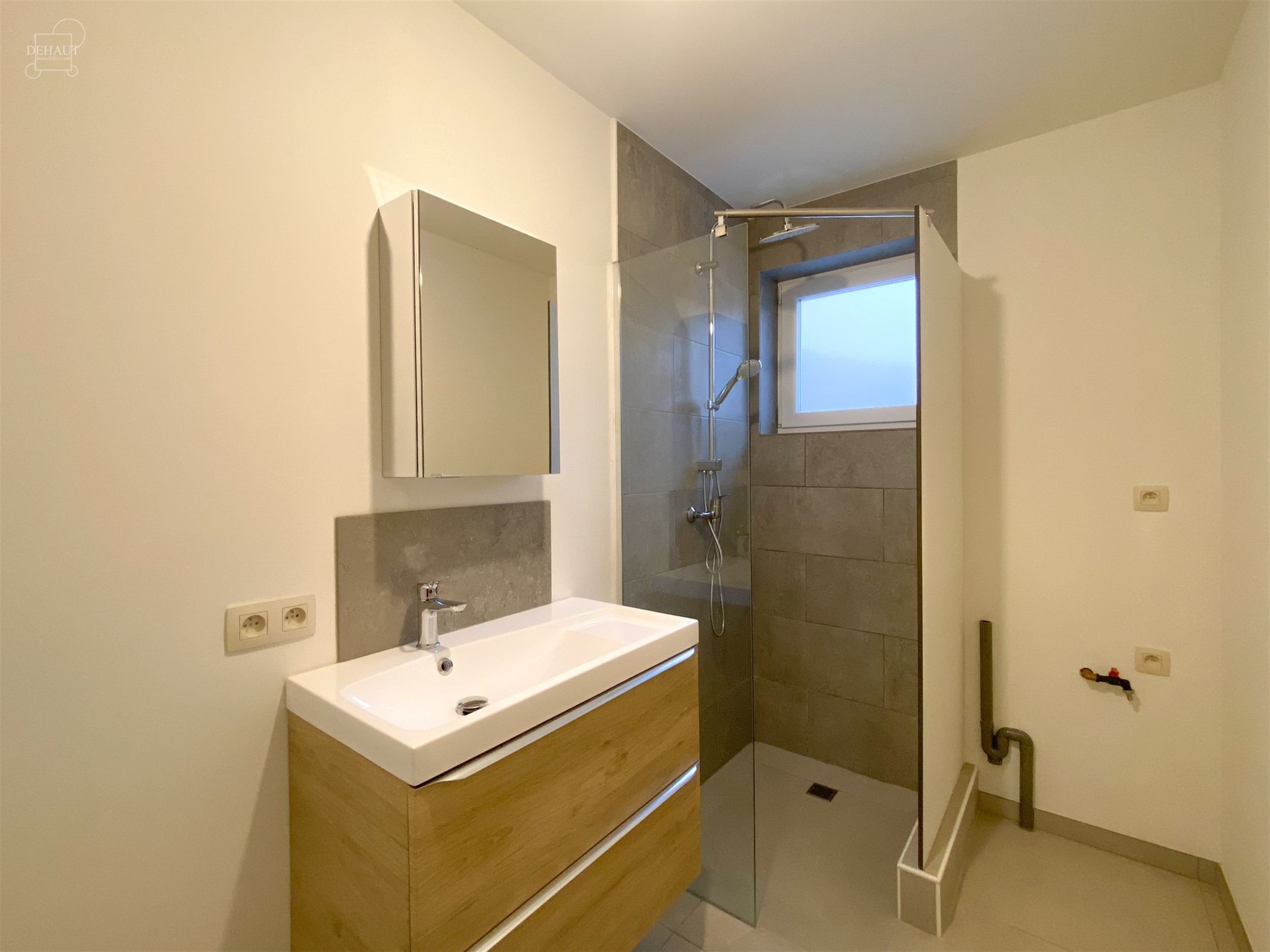 Jolie maison de ville rénovée comprenant un séjour, une cuisine équipée, une salle de bain et 3 chambres. 
Cave et jardin avec terrasse carrelé...