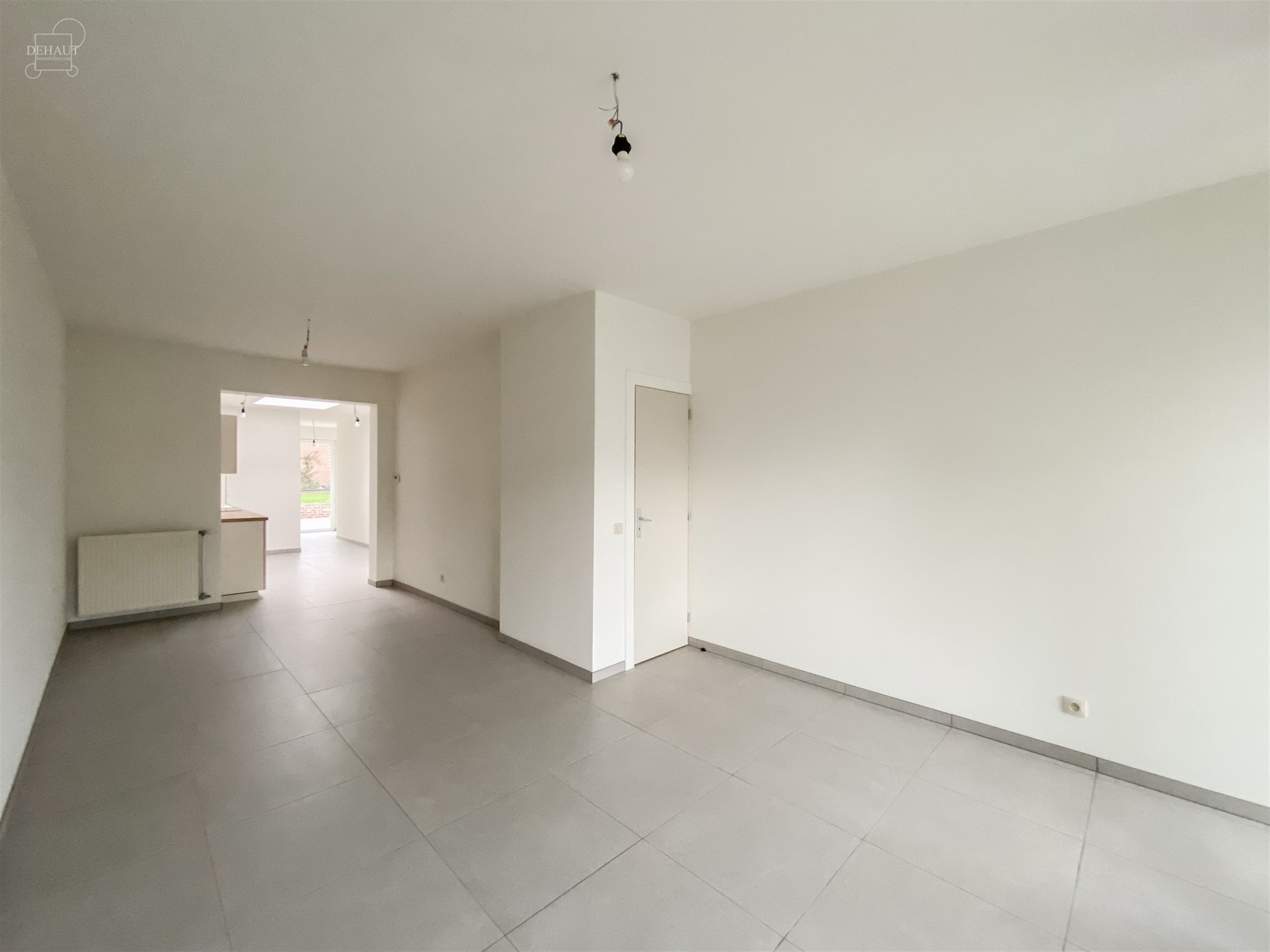 Jolie maison de ville rénovée comprenant un séjour, une cuisine équipée, une salle de bain et 3 chambres. 
Cave et jardin avec terrasse carrelé...