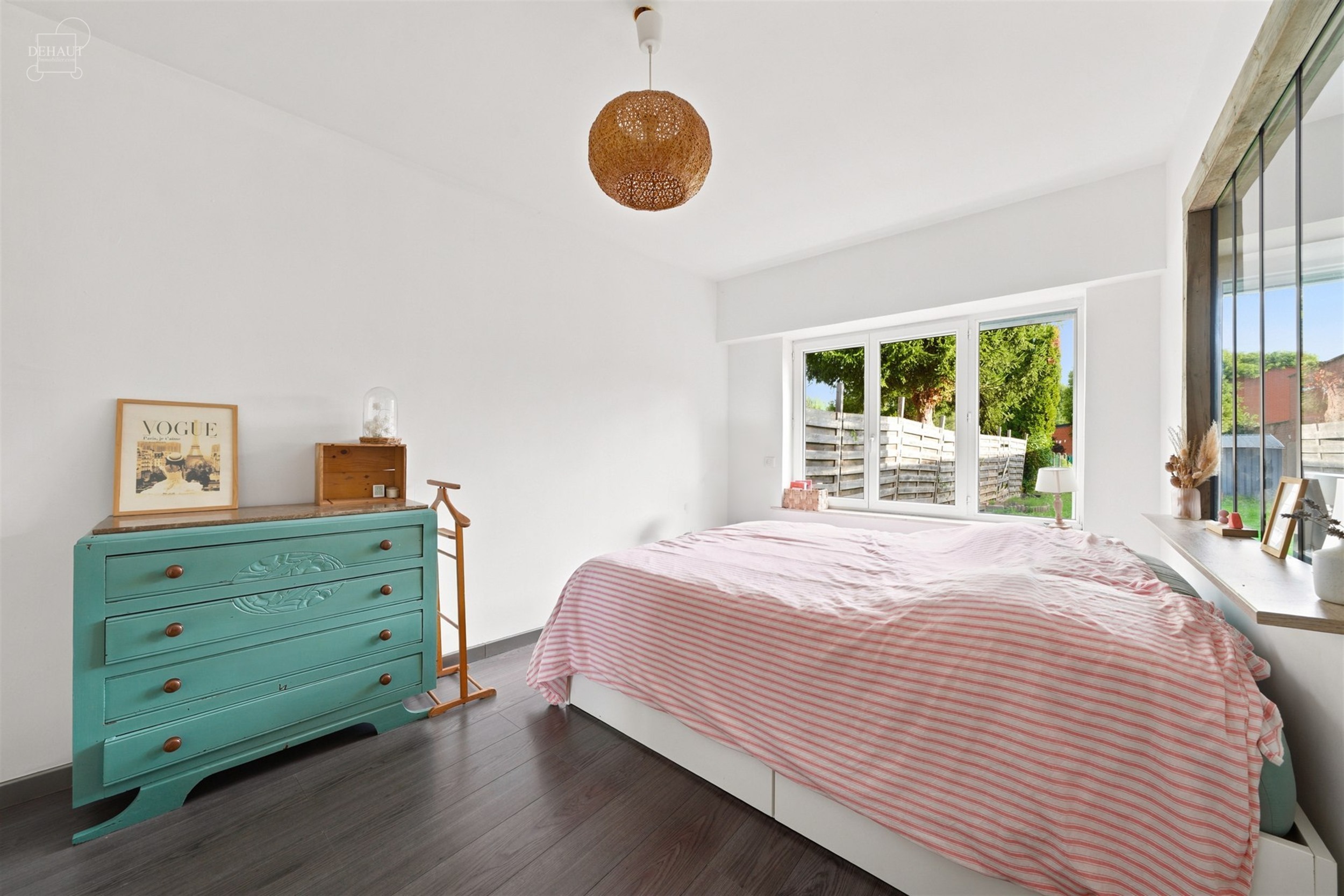 Superbe appartement situé au rez-de-chaussée d'un immeuble en centre-ville. Propose un hall d'entrée desservant un espace de vie ouvert sur une cui...