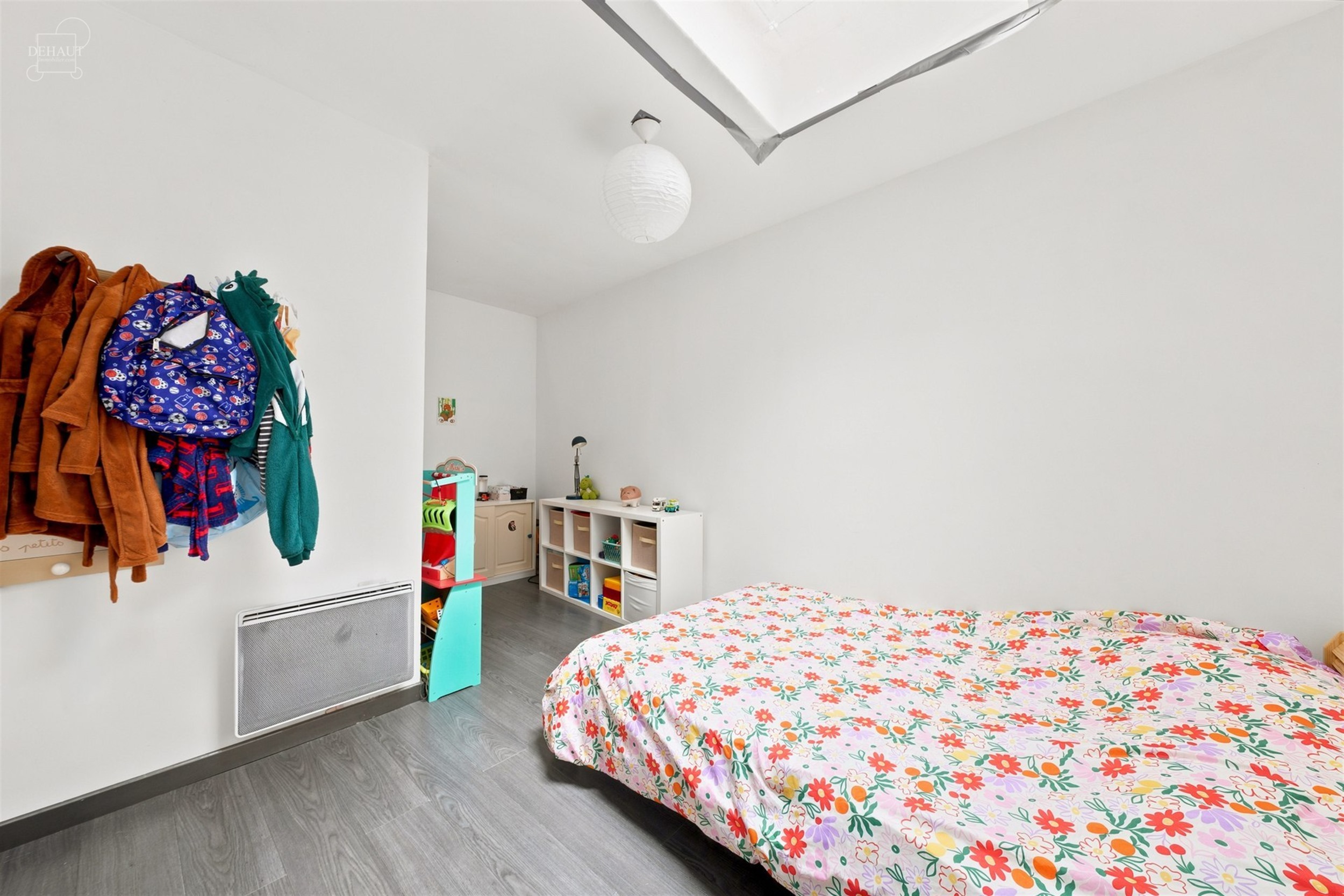 Superbe appartement situé au rez-de-chaussée d'un immeuble en centre-ville. Propose un hall d'entrée desservant un espace de vie ouvert sur une cui...