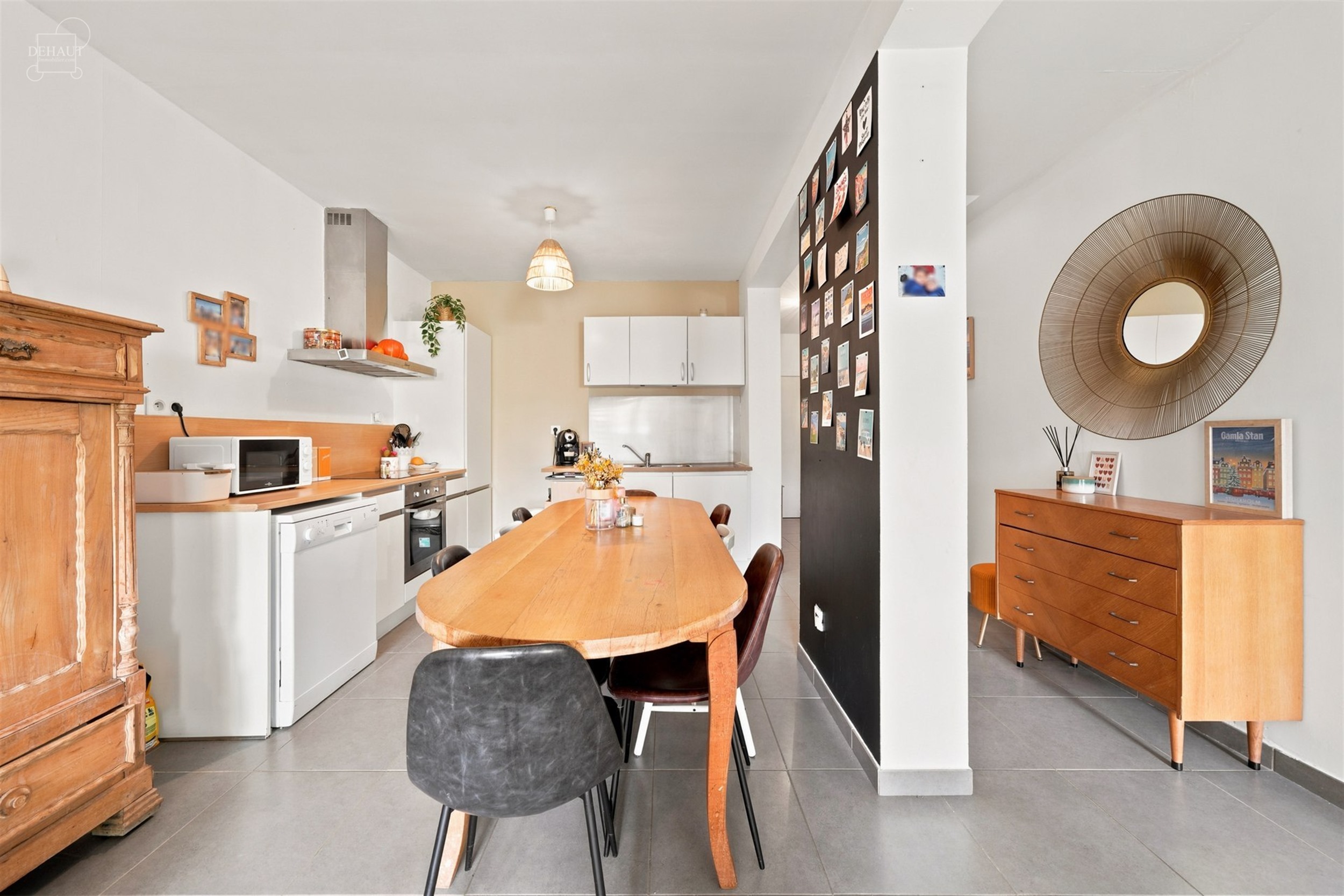 Superbe appartement situé au rez-de-chaussée d'un immeuble en centre-ville. Propose un hall d'entrée desservant un espace de vie ouvert sur une cui...