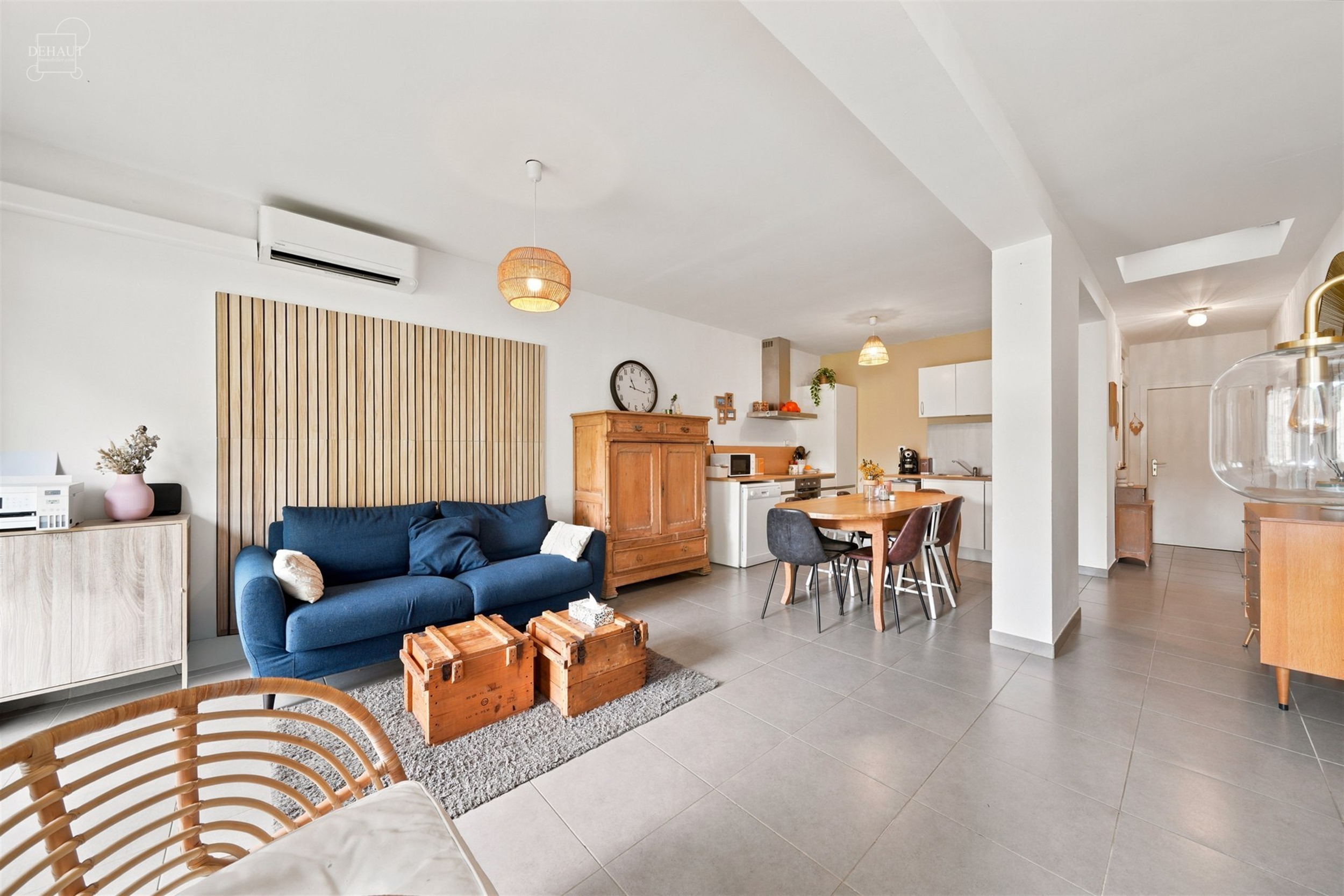 Superbe appartement situé au rez-de-chaussée d'un immeuble en centre-ville. Propose un hall d'entrée desservant un espace de vie ouvert sur une cui...