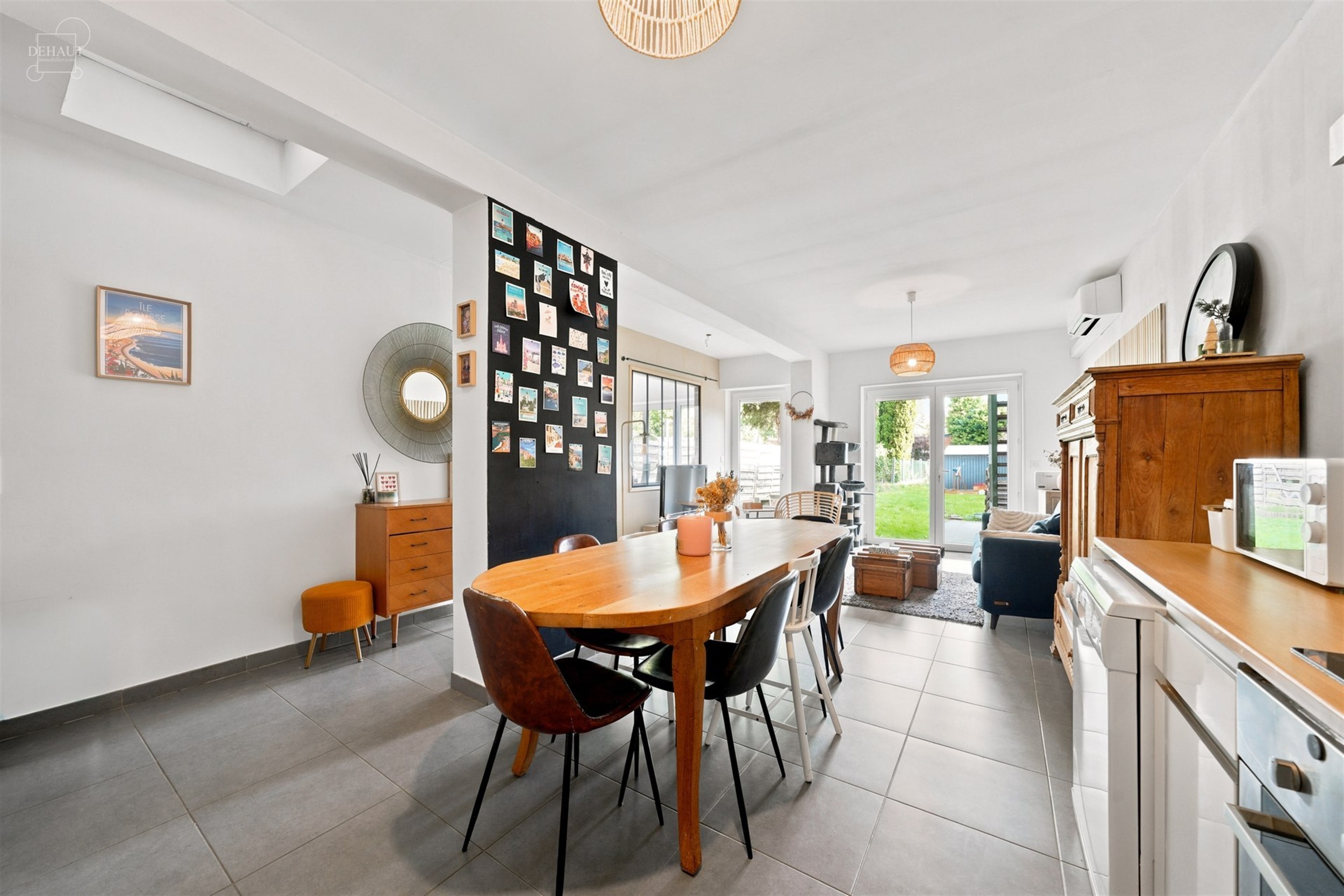Superbe appartement situé au rez-de-chaussée d'un immeuble en centre-ville. Propose un hall d'entrée desservant un espace de vie ouvert sur une cui...