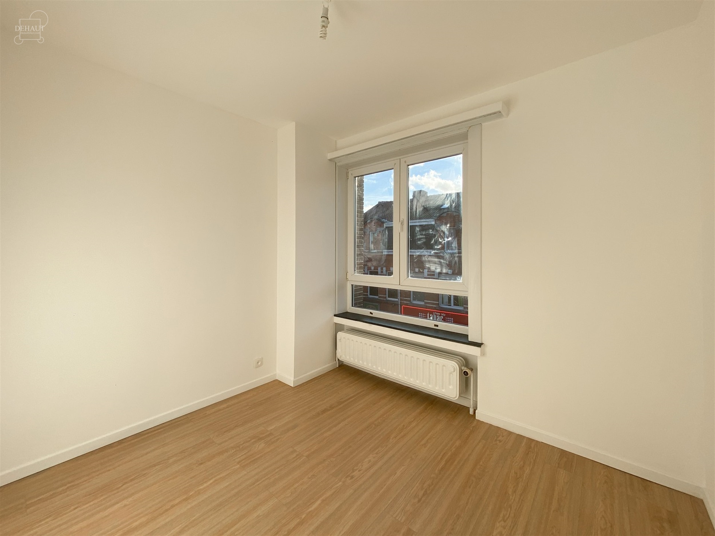 Appartement duplex au premier étage composé d'un hall d'entrée, un séjour, une cuisine équipée, quatre chambres, une salle de bain, deux W.C., u...