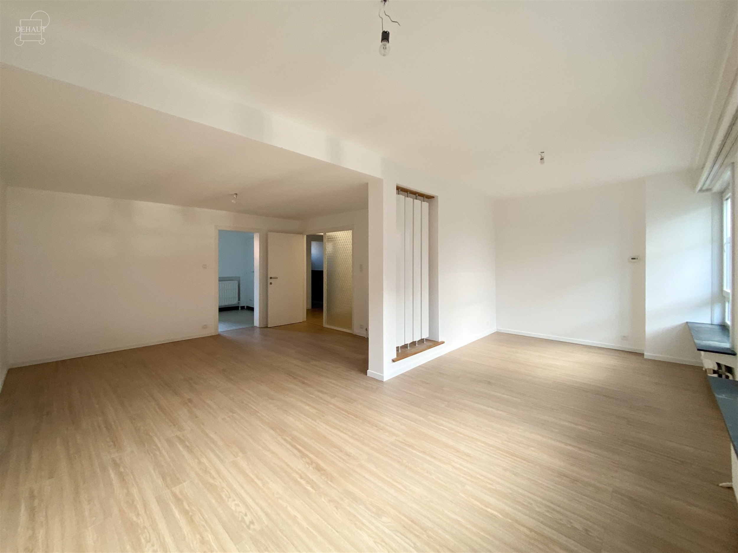 Appartement duplex au premier étage composé d'un hall d'entrée, un séjour, une cuisine équipée, quatre chambres, une salle de bain, deux W.C., u...