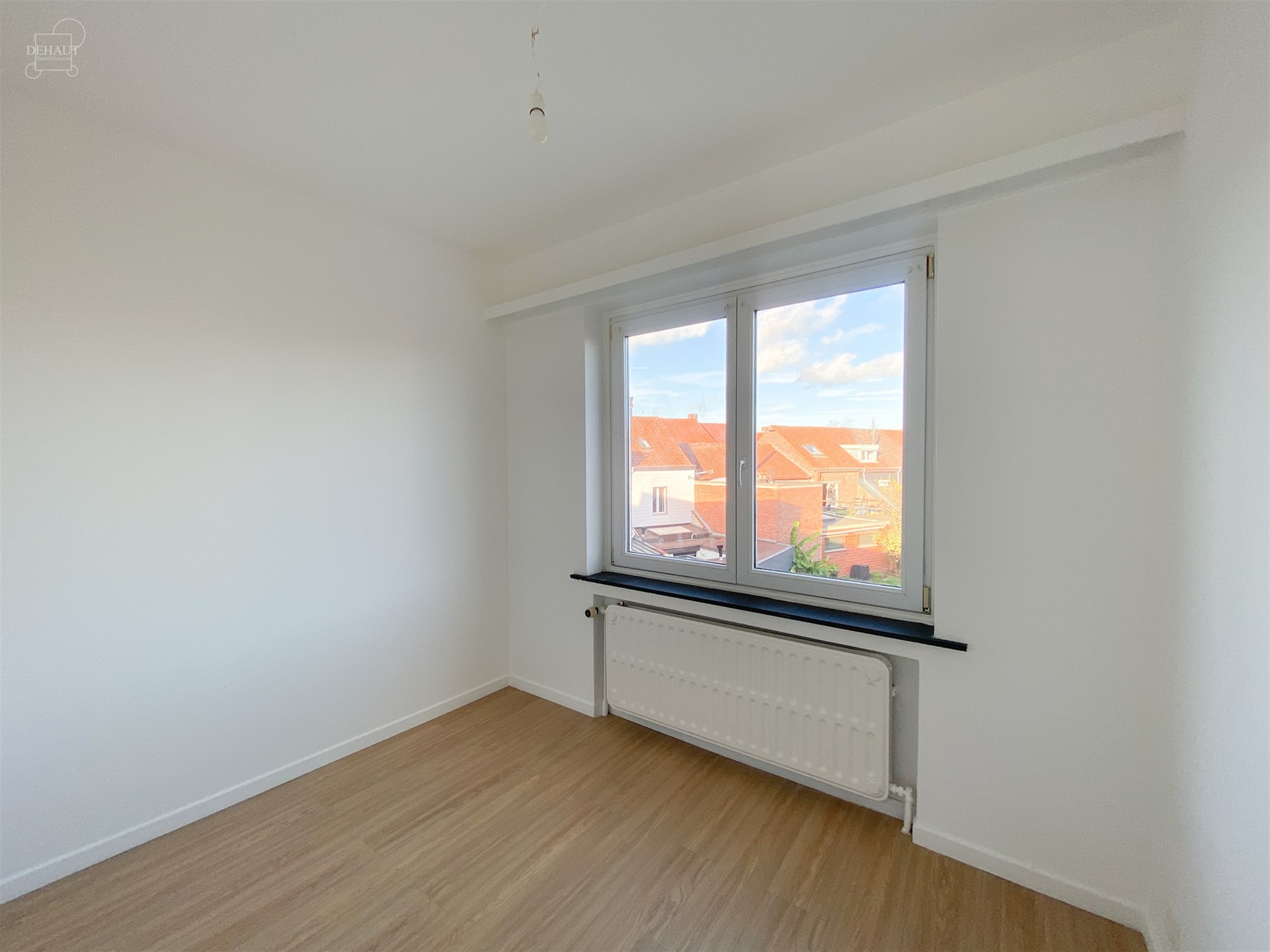 Appartement duplex au premier étage composé d'un hall d'entrée, un séjour, une cuisine équipée, quatre chambres, une salle de bain, deux W.C., u...