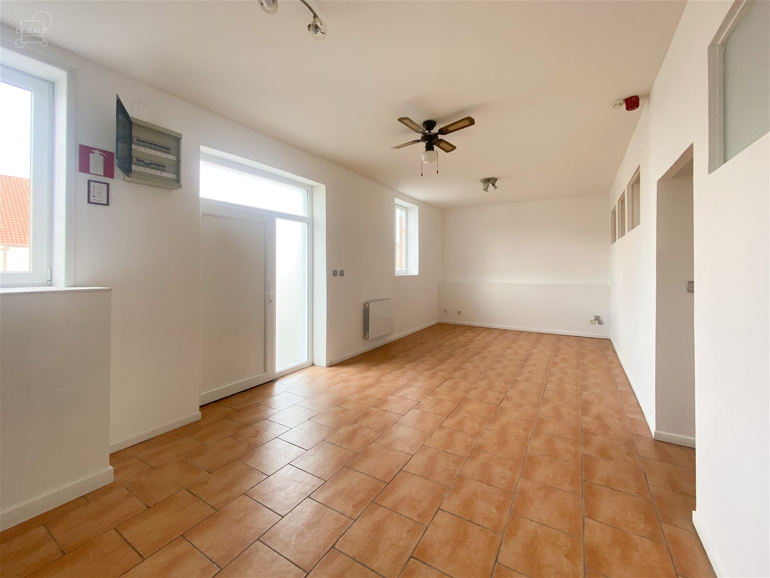 Appartement situé au rez-de-chaussée comprenant un espace de vie ouvert sur une cuisine équipée, une salle de bain avec WC, une chambre et un bure...