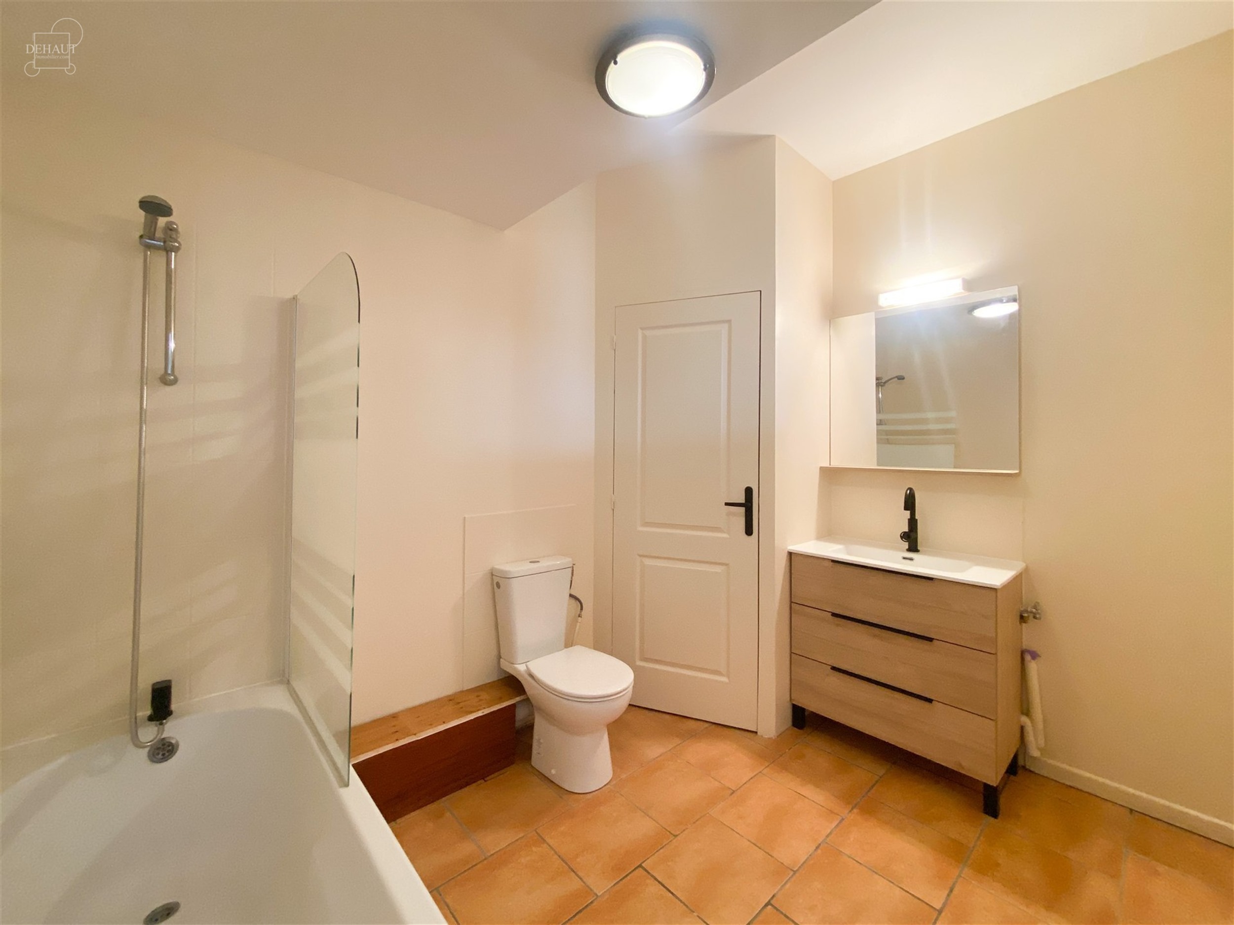 Appartement situé au rez-de-chaussée comprenant un espace de vie ouvert sur une cuisine équipée, une salle de bain avec WC, une chambre et un bure...