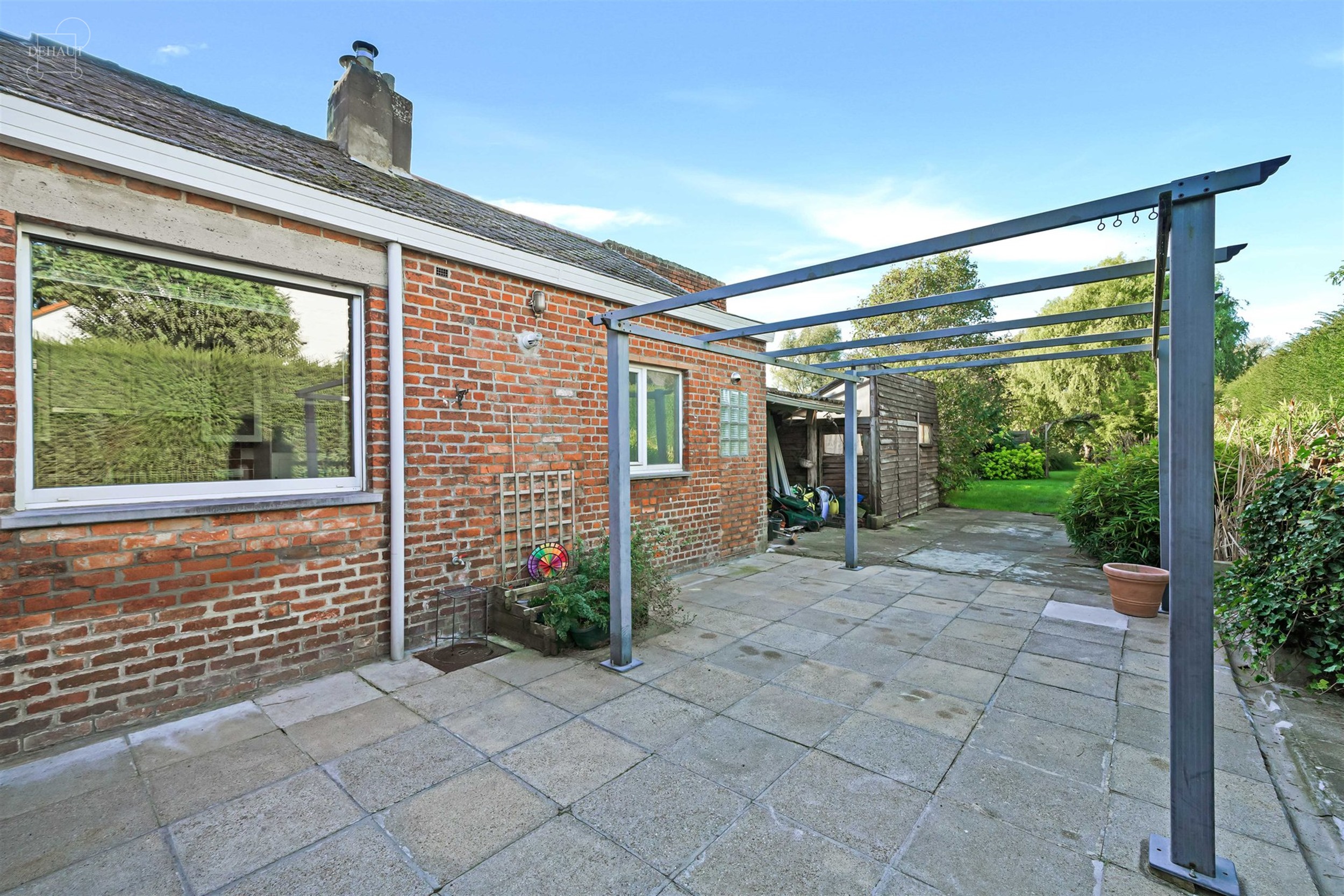 Mooi huis met drie gevels, zij-ingang en eigen parkeerplaats. Het bestaat uit een ruime woonkamer, een ingerichte keuken en een grote badkamer. Op de ...
