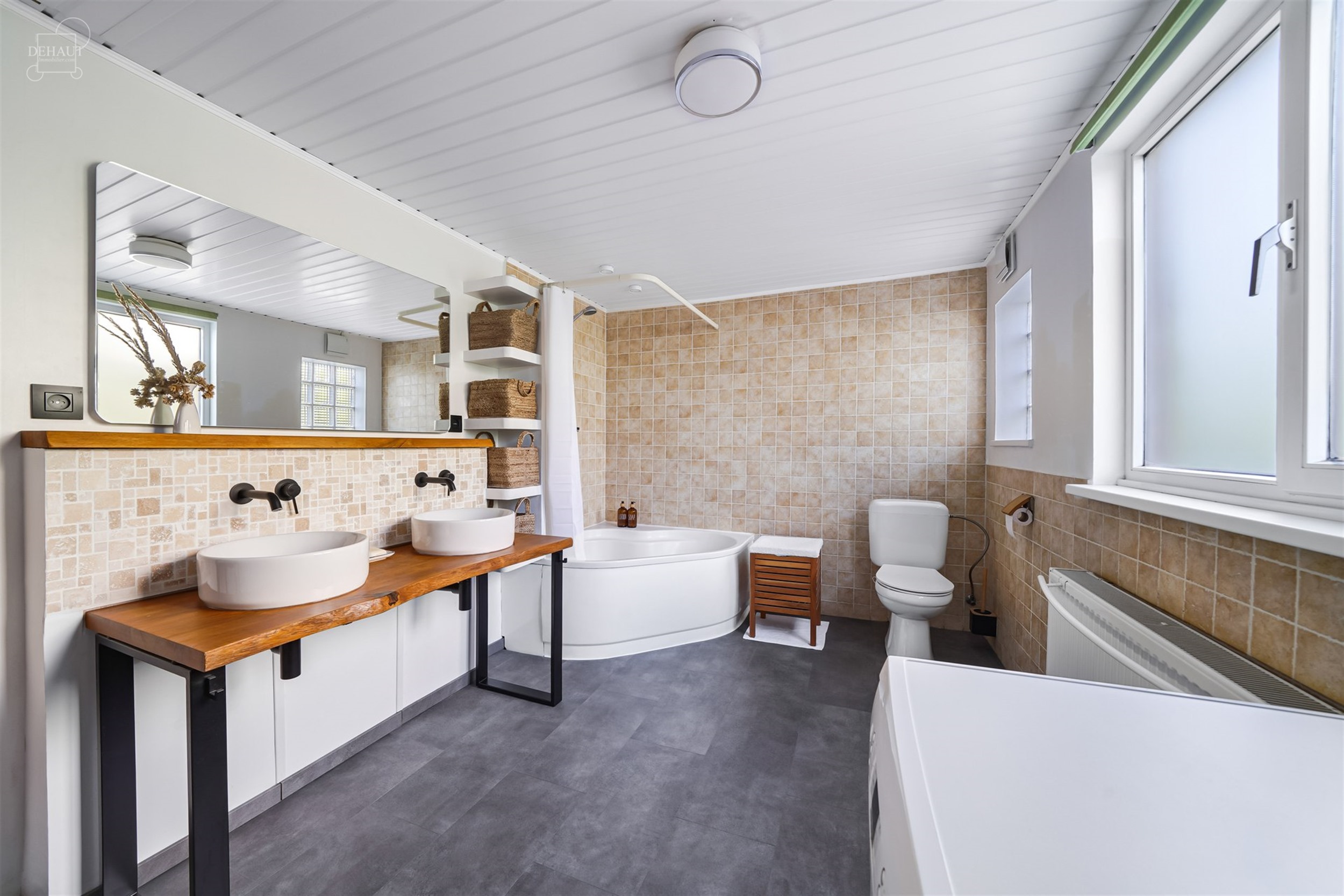 Mooi huis met drie gevels, zij-ingang en eigen parkeerplaats. Het bestaat uit een ruime woonkamer, een ingerichte keuken en een grote badkamer. Op de ...
