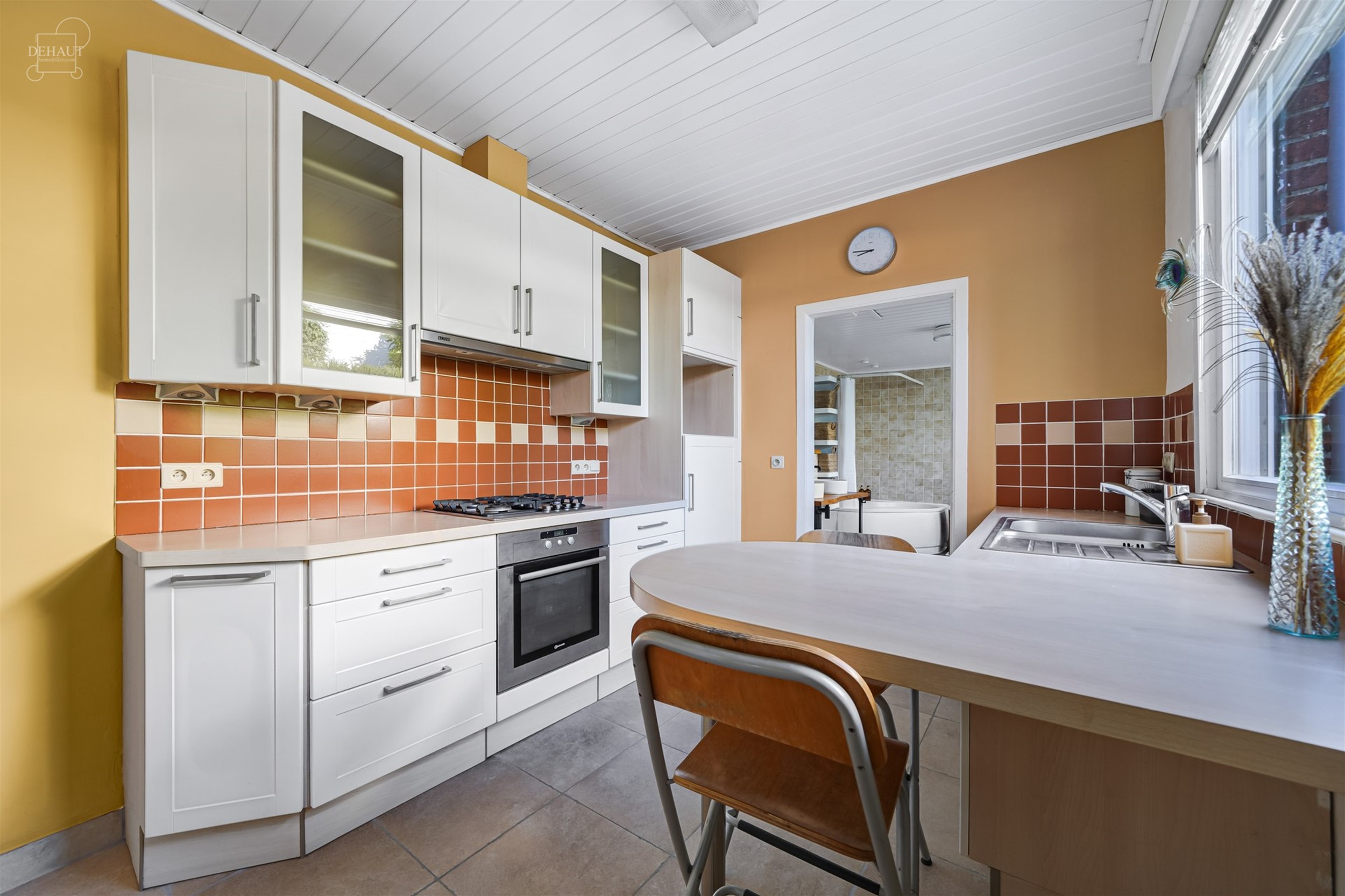 Mooi huis met drie gevels, zij-ingang en eigen parkeerplaats. Het bestaat uit een ruime woonkamer, een ingerichte keuken en een grote badkamer. Op de ...