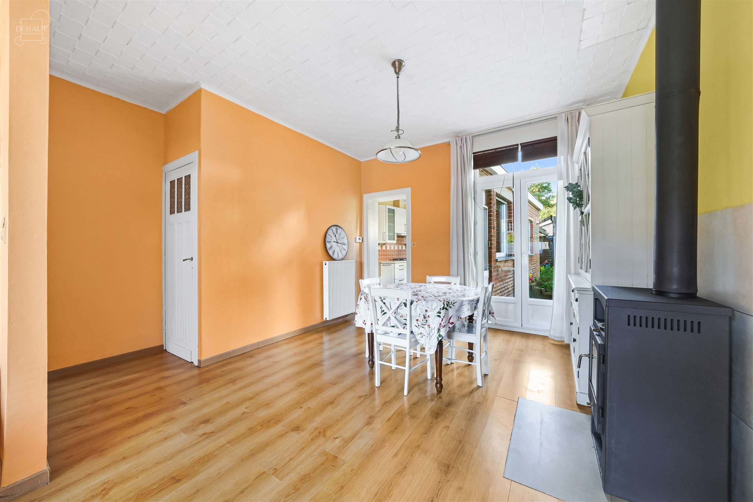 Mooi huis met drie gevels, zij-ingang en eigen parkeerplaats. Het bestaat uit een ruime woonkamer, een ingerichte keuken en een grote badkamer. Op de ...