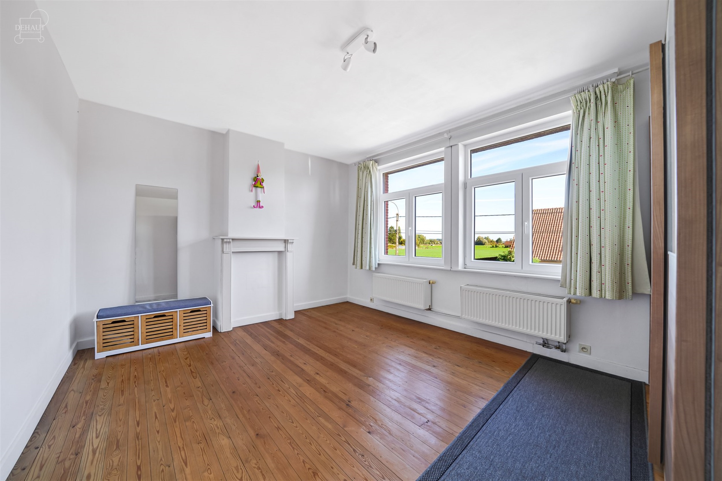 Mooi huis met drie gevels, zij-ingang en eigen parkeerplaats. Het bestaat uit een ruime woonkamer, een ingerichte keuken en een grote badkamer. Op de ...