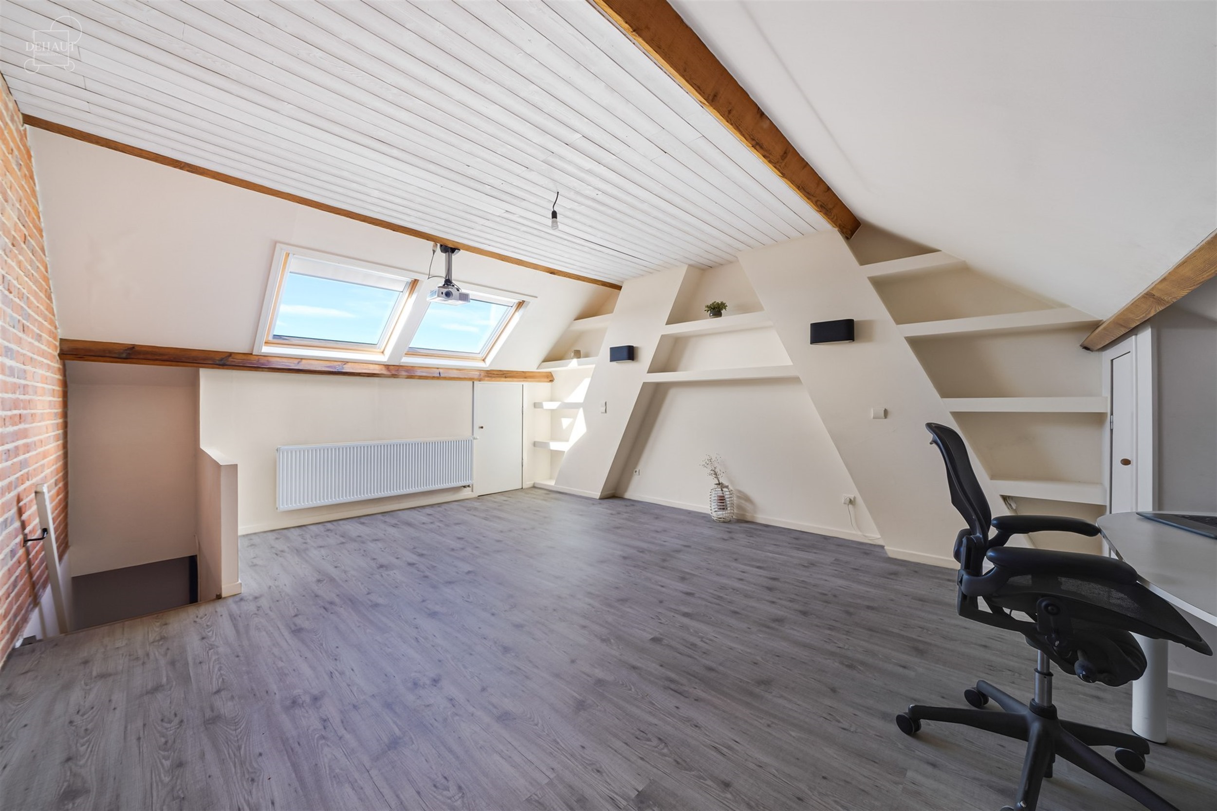 Mooi huis met drie gevels, zij-ingang en eigen parkeerplaats. Het bestaat uit een ruime woonkamer, een ingerichte keuken en een grote badkamer. Op de ...