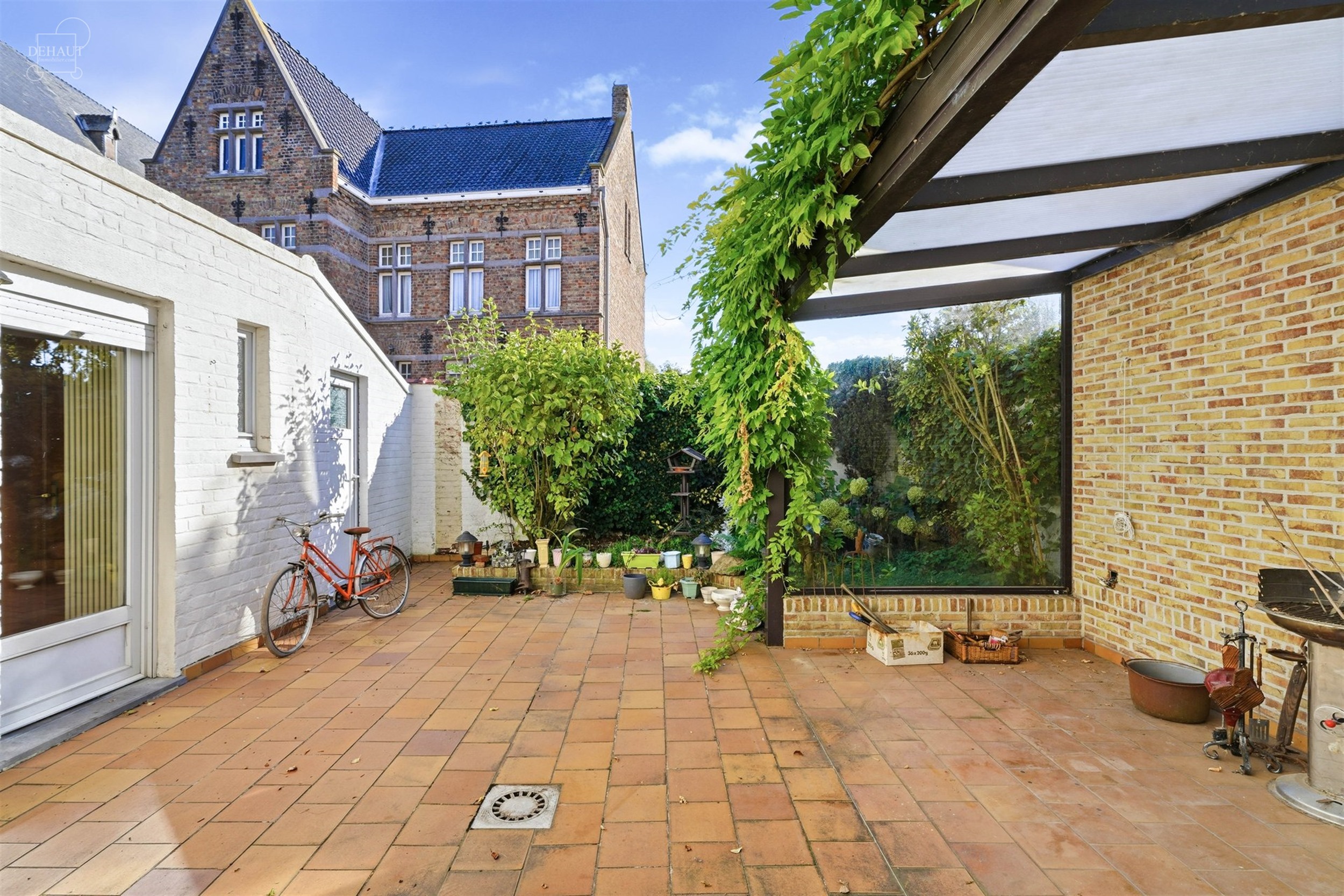 Charmante maison 3 façades avec garage, idéalement située en bordure de la place du village. Elle propose un hall d'entrée desservant un vaste sé...