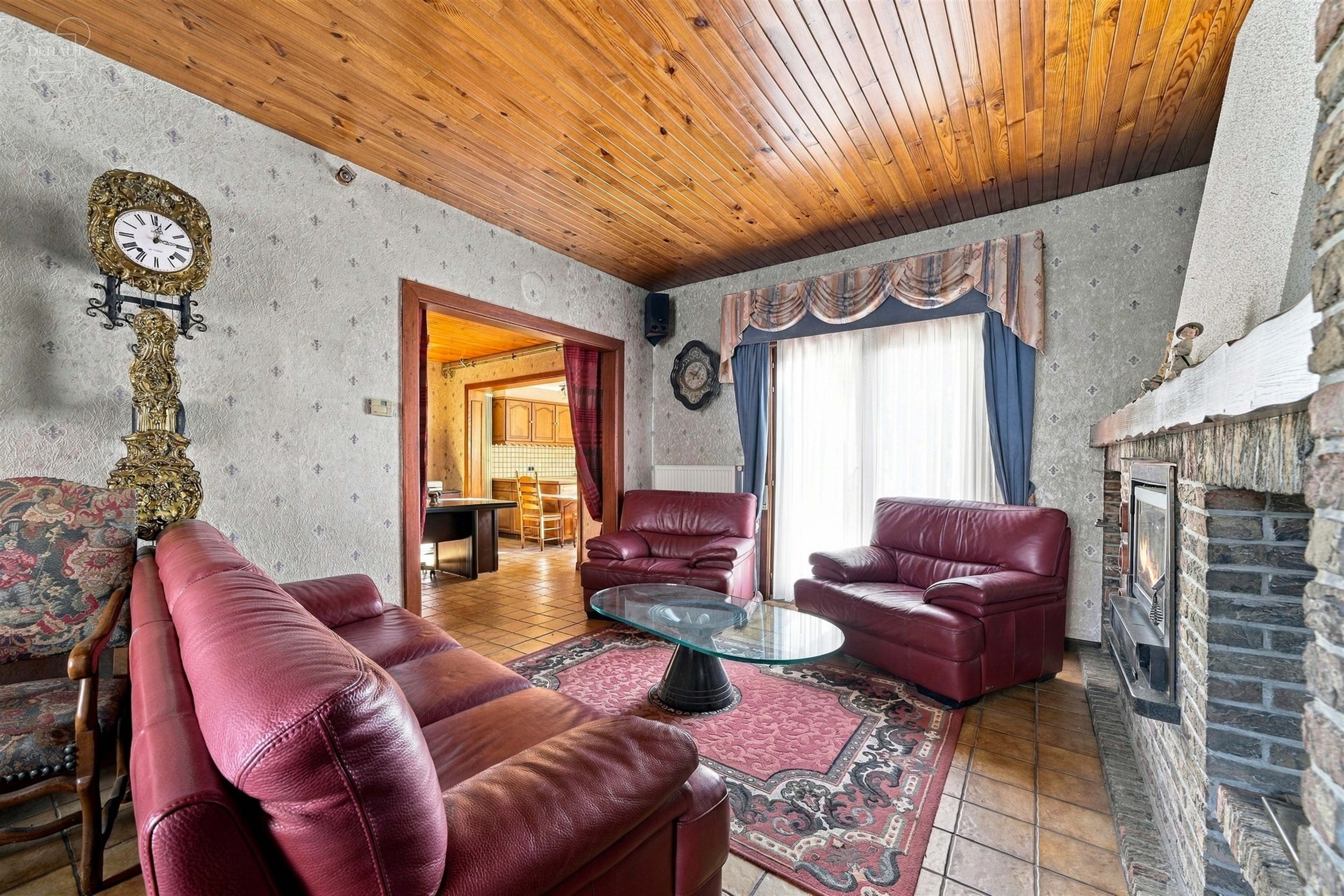 Charmante maison 3 façades avec garage, idéalement située en bordure de la place du village. Elle propose un hall d'entrée desservant un vaste sé...