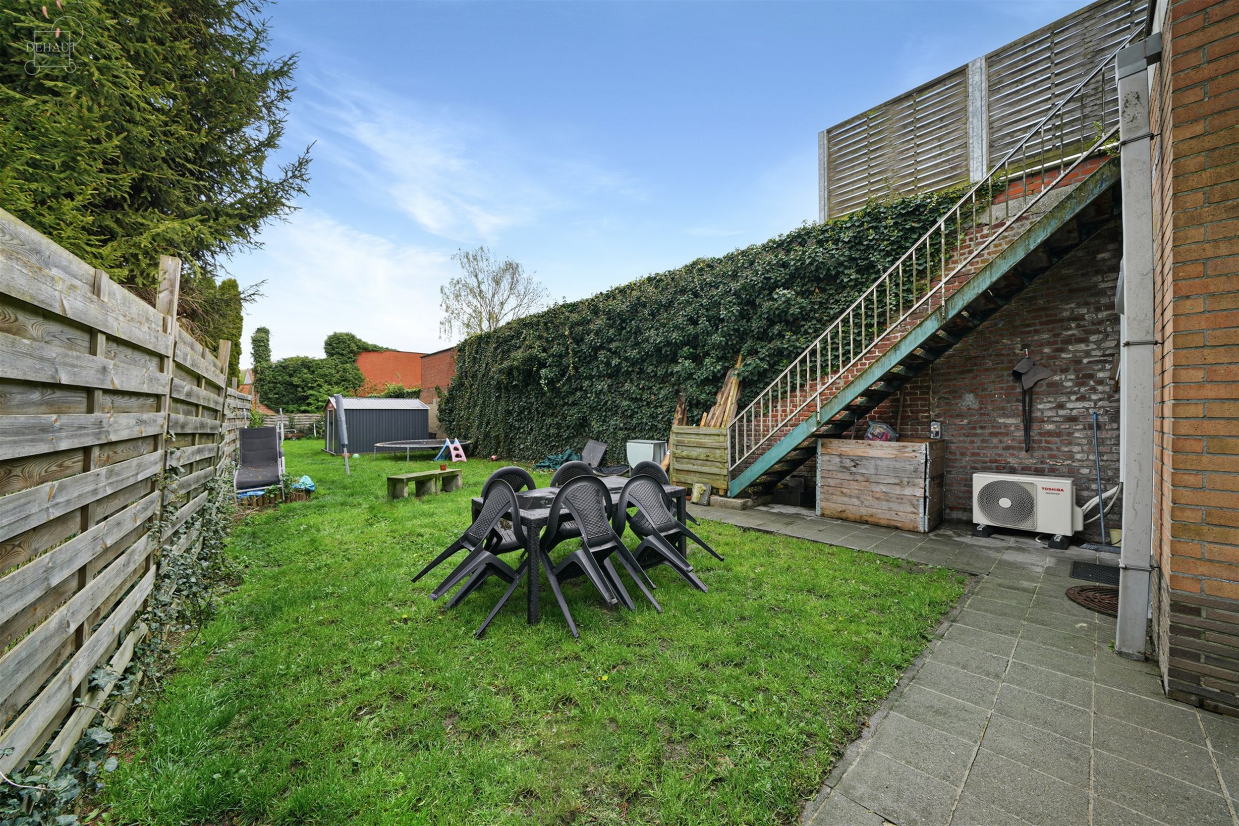 Superbe appartement situé au rez-de-chaussée d'un immeuble en centre-ville. Propose un hall d'entrée desservant un espace de vie ouvert sur une cui...