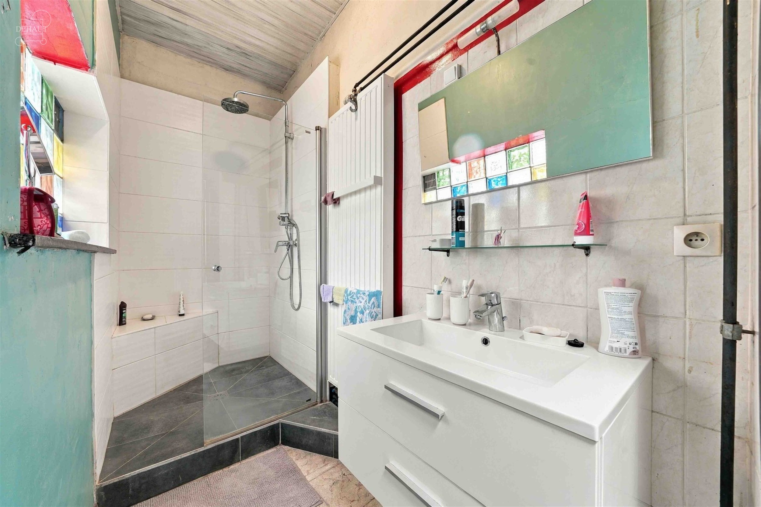 Herenhuis bestaande uit een hal die uitkomt op een woonkamer, een keuken, een zithoek, een badkamer, een extern toilet en 3 slaapkamers. Aangename tui...