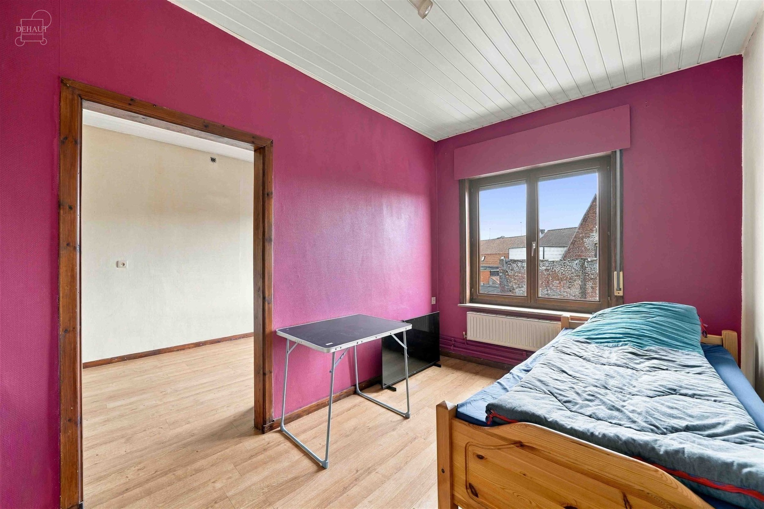 Herenhuis bestaande uit een hal die uitkomt op een woonkamer, een keuken, een zithoek, een badkamer, een extern toilet en 3 slaapkamers. Aangename tui...