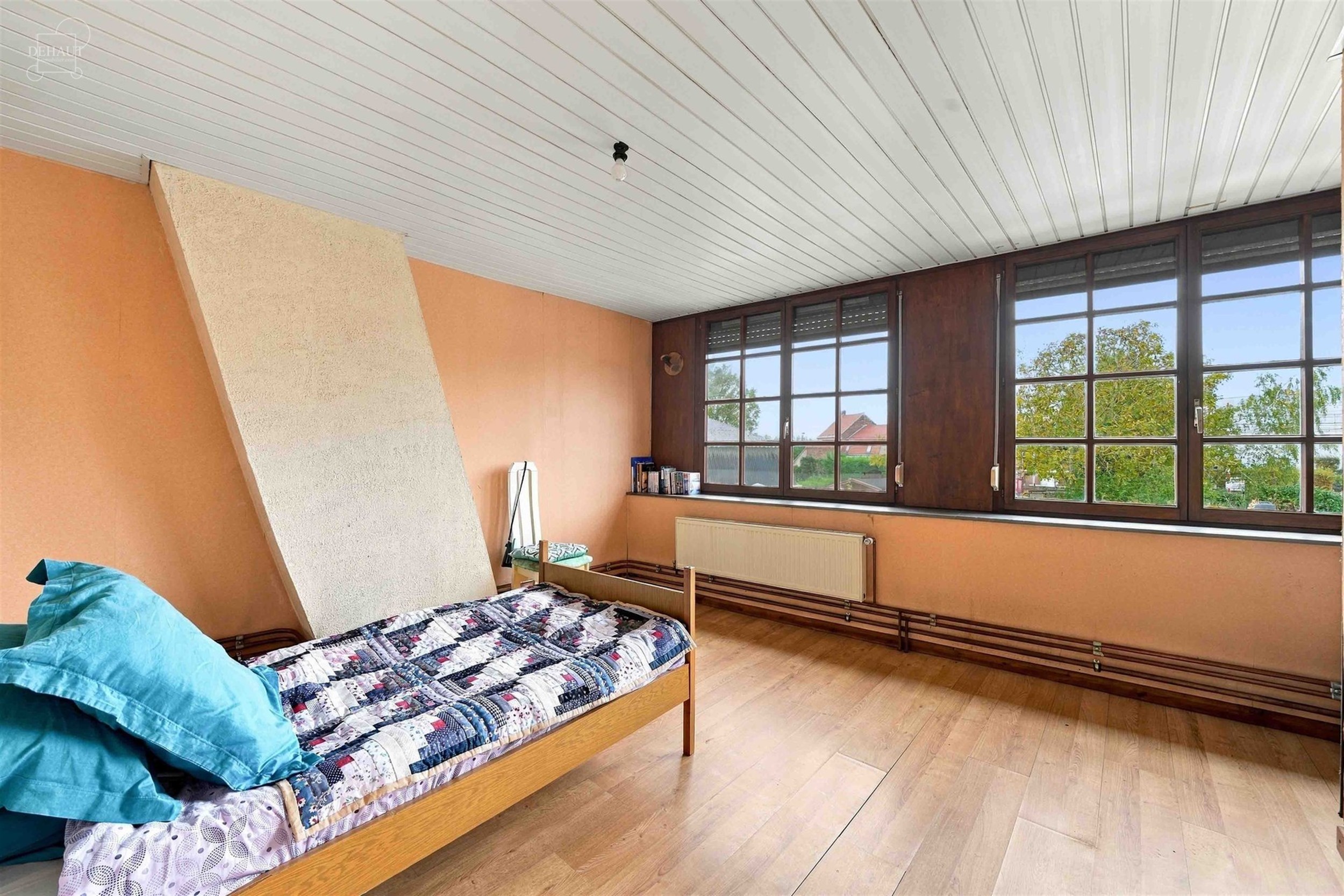 Herenhuis bestaande uit een hal die uitkomt op een woonkamer, een keuken, een zithoek, een badkamer, een extern toilet en 3 slaapkamers. Aangename tui...