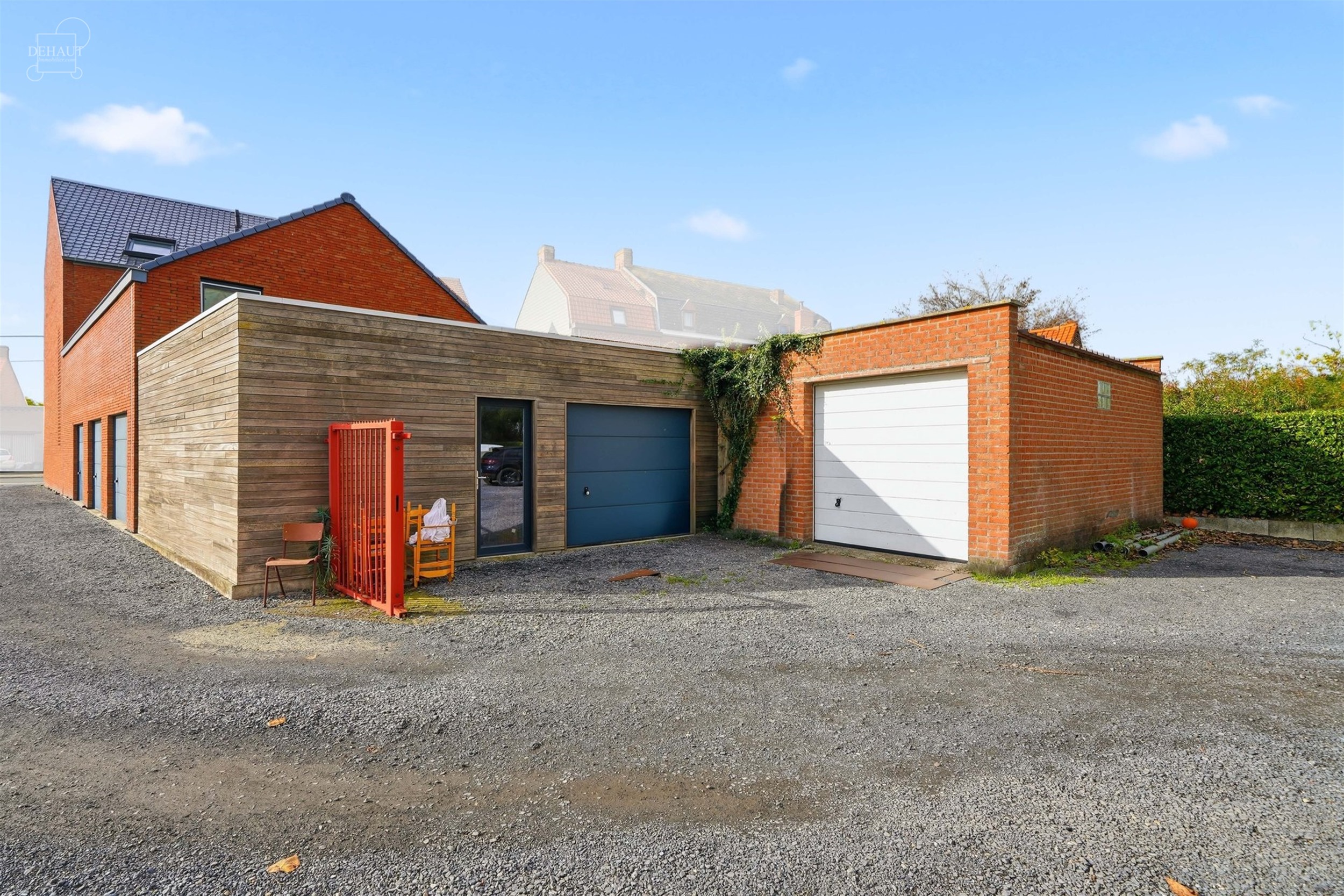 Superbe immeuble de rapport construit en 2018 comprenant 4 appartements répartis sur 3 niveaux, 5 garages, 5 cavettes et un parking privé. Chaque ap...