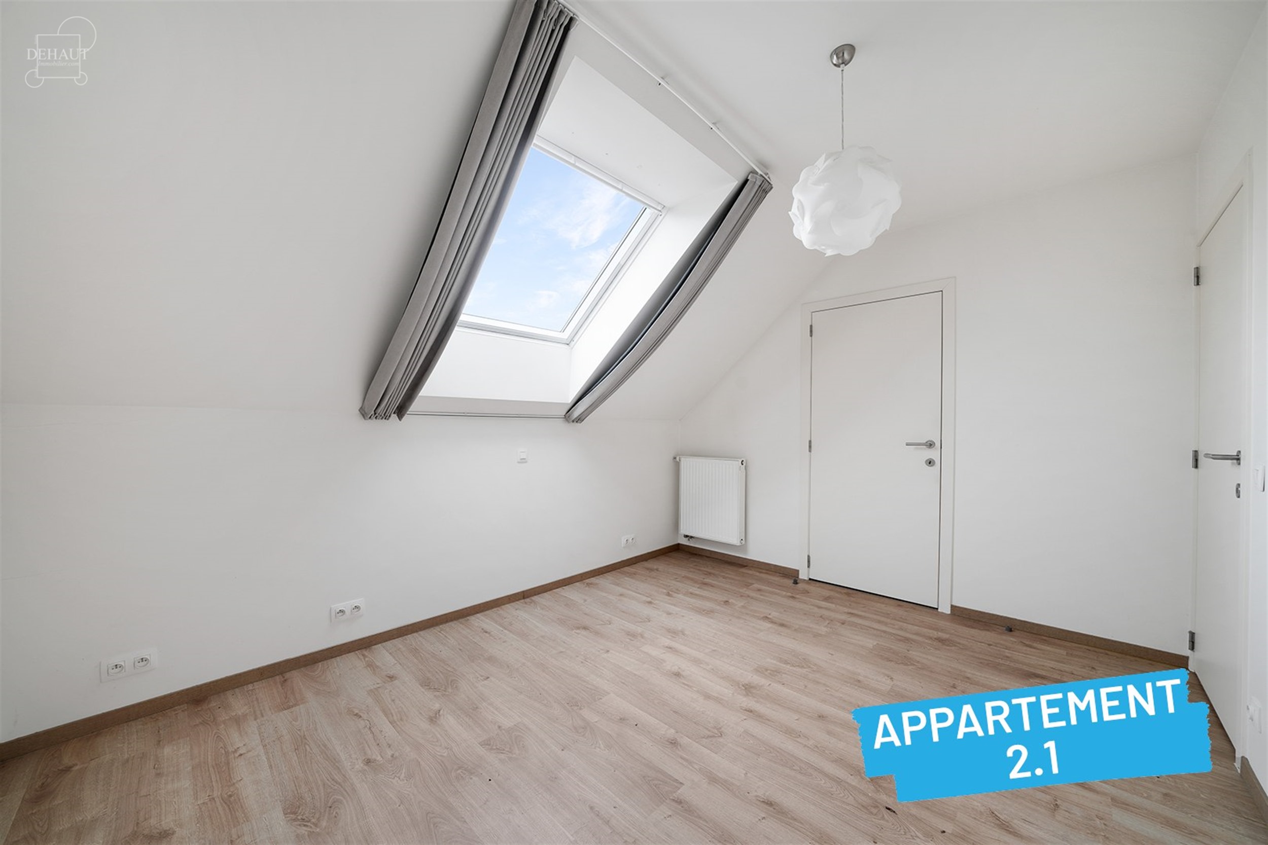 Superbe immeuble de rapport construit en 2018 comprenant 4 appartements répartis sur 3 niveaux, 5 garages, 5 cavettes et un parking privé. Chaque ap...
