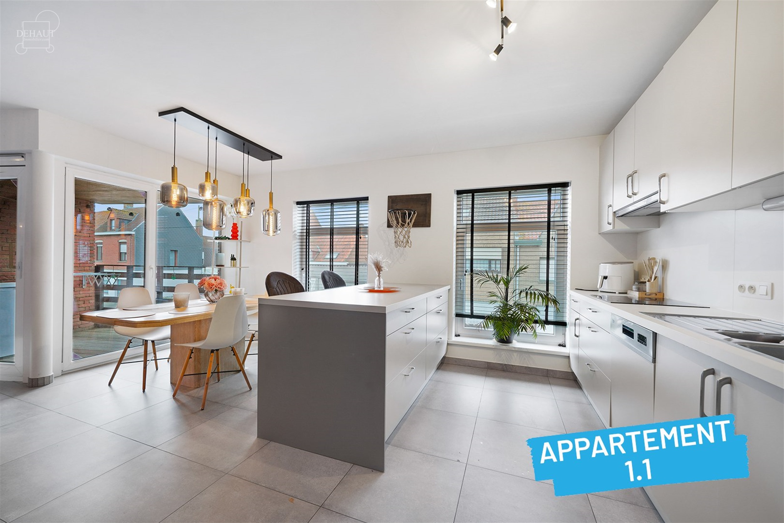 Superbe immeuble de rapport construit en 2018 comprenant 4 appartements répartis sur 3 niveaux, 5 garages, 5 cavettes et un parking privé. Chaque ap...