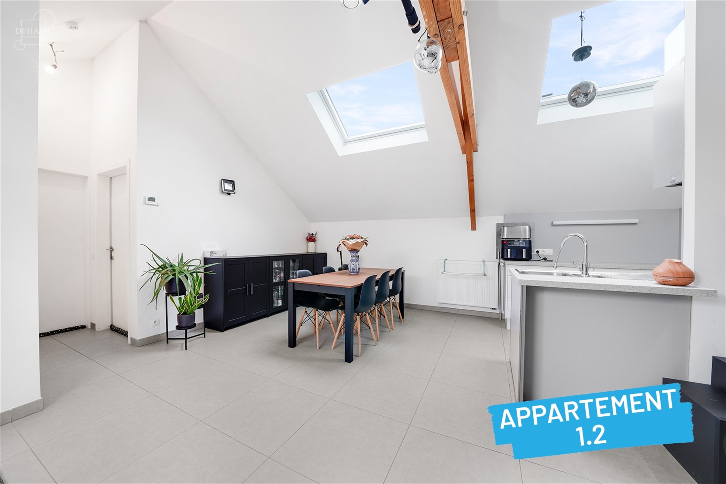 Superbe immeuble de rapport construit en 2018 comprenant 4 appartements répartis sur 3 niveaux, 5 garages, 5 cavettes et un parking privé. Chaque ap...