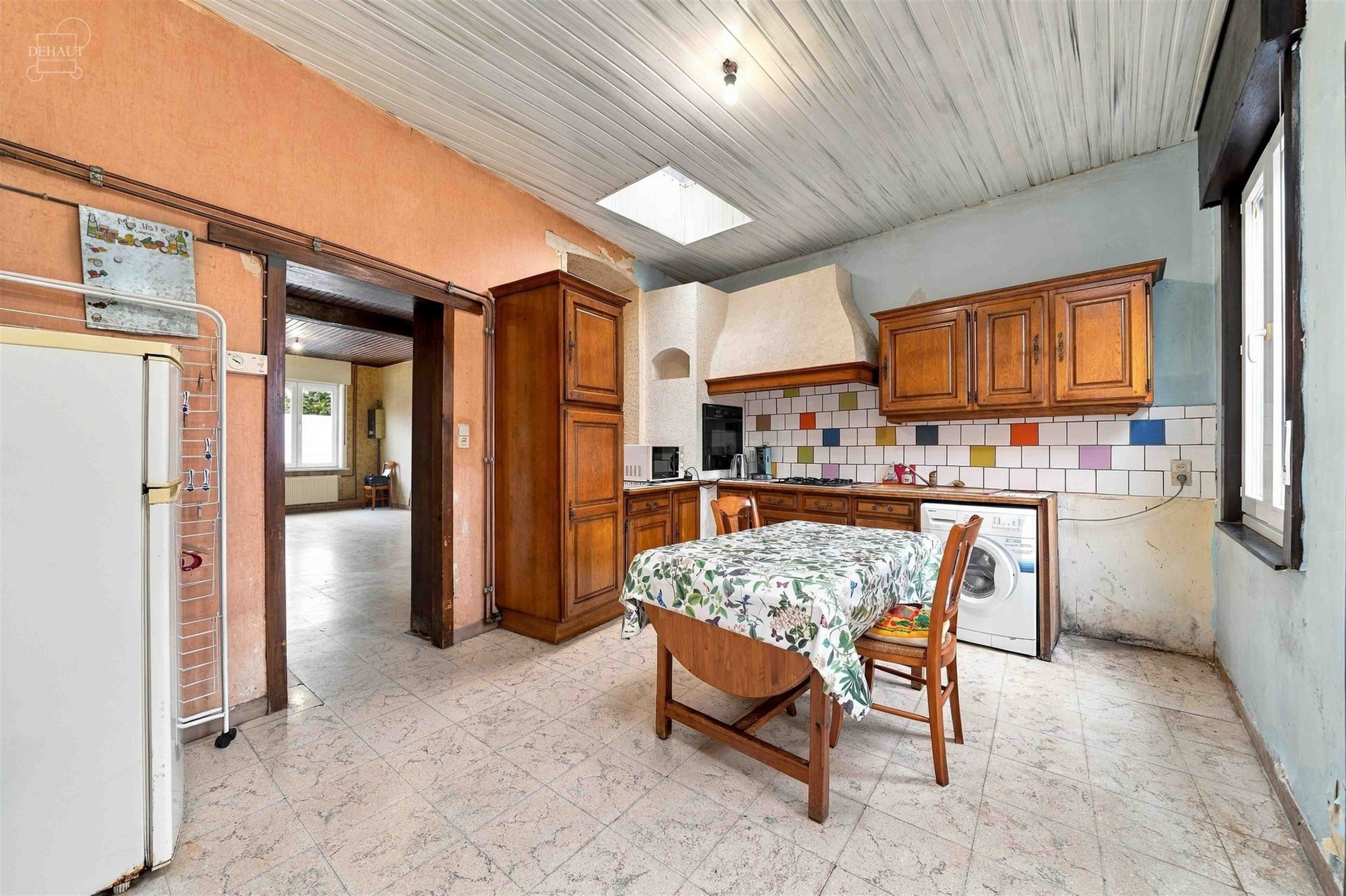 Herenhuis bestaande uit een hal die uitkomt op een woonkamer, een keuken, een zithoek, een badkamer, een extern toilet en 3 slaapkamers. Aangename tui...