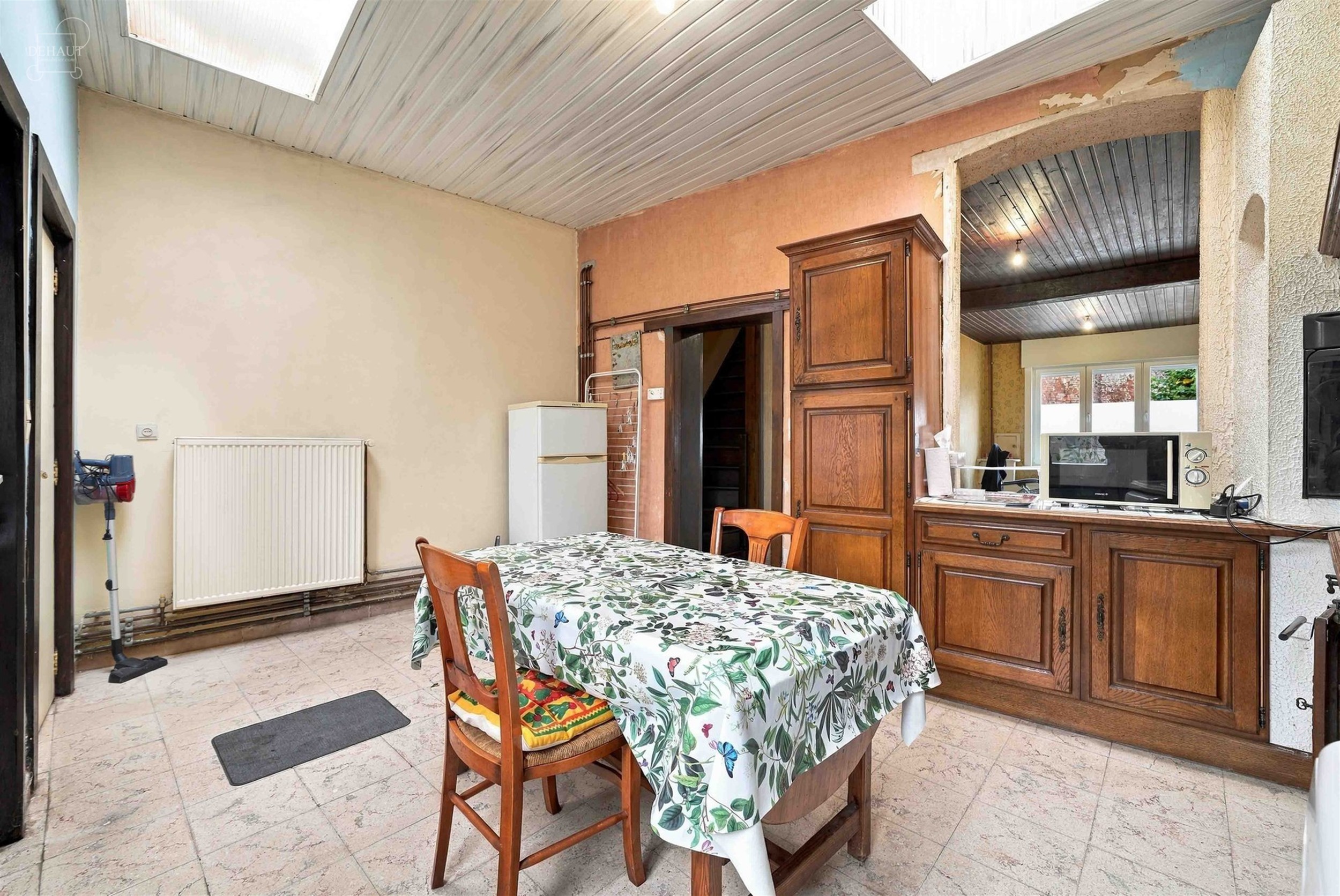 Herenhuis bestaande uit een hal die uitkomt op een woonkamer, een keuken, een zithoek, een badkamer, een extern toilet en 3 slaapkamers. Aangename tui...